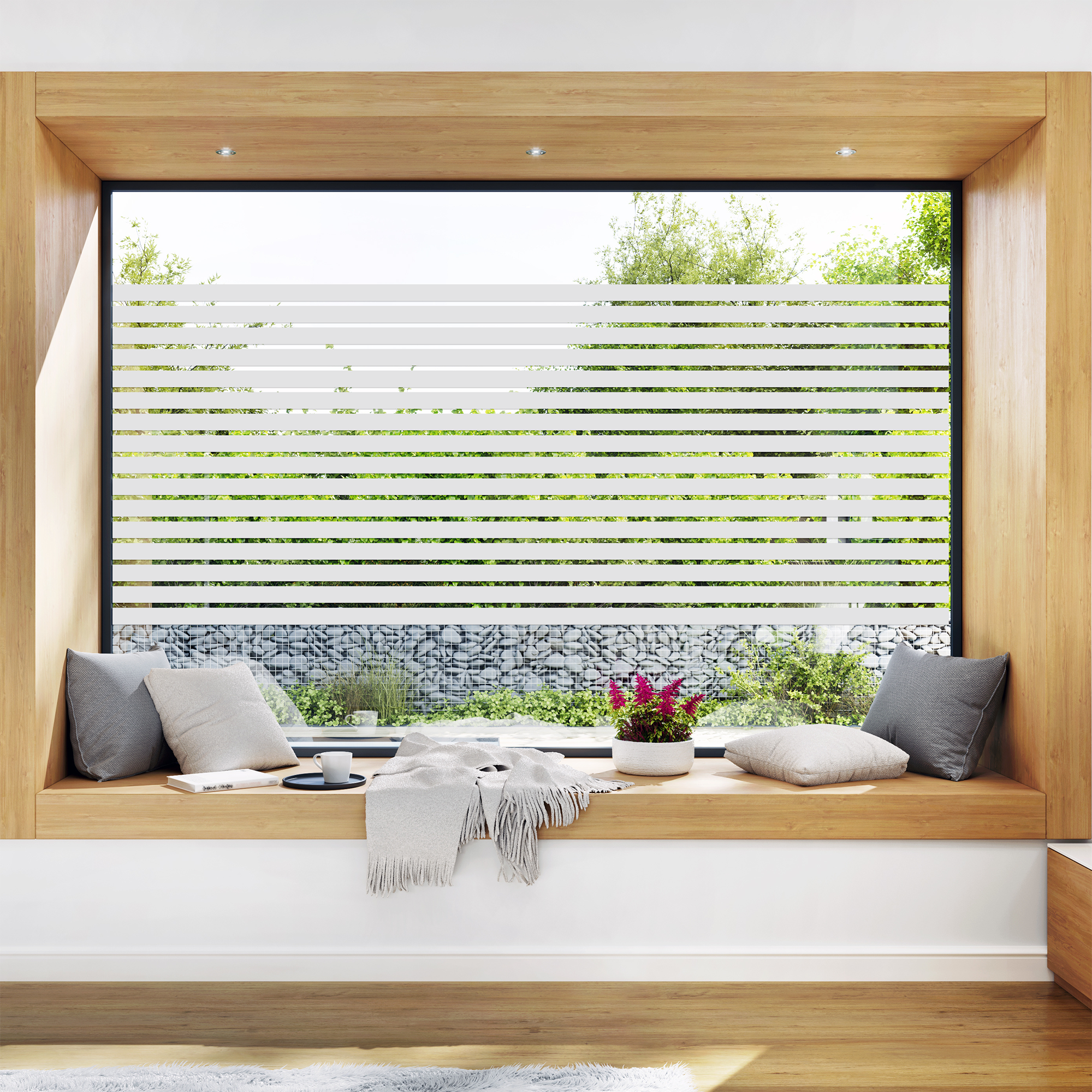 Milchglas Fensterfolie mit Streifen als moderner Sichtschutz auf großem Wohnraumfenster