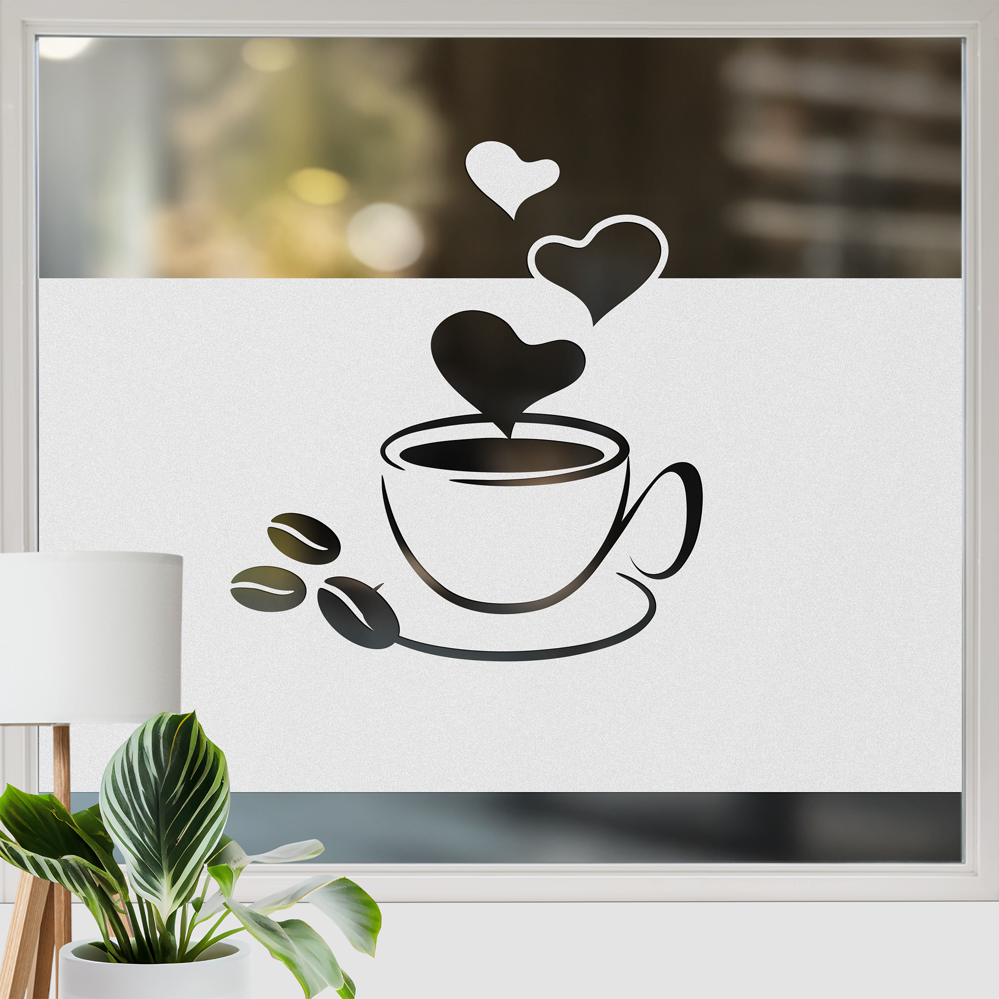 Schwarze Kaffeetasse mit Herzen und Kaffeebohnen.
