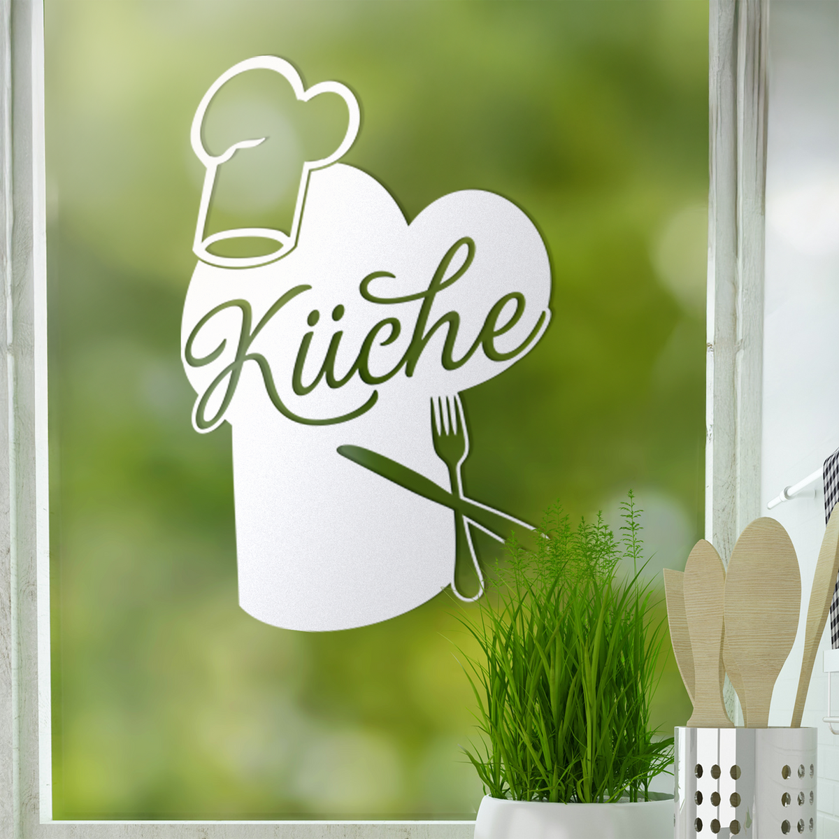 Küchenfensteraufkleber in Weiß mit Kochmütze und Besteck.