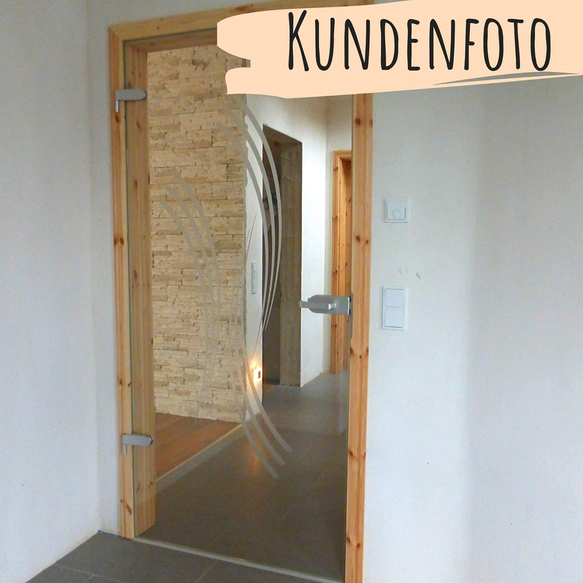 Glas-Schiebetür mit geschwungenem Muster und Holzrahmen.