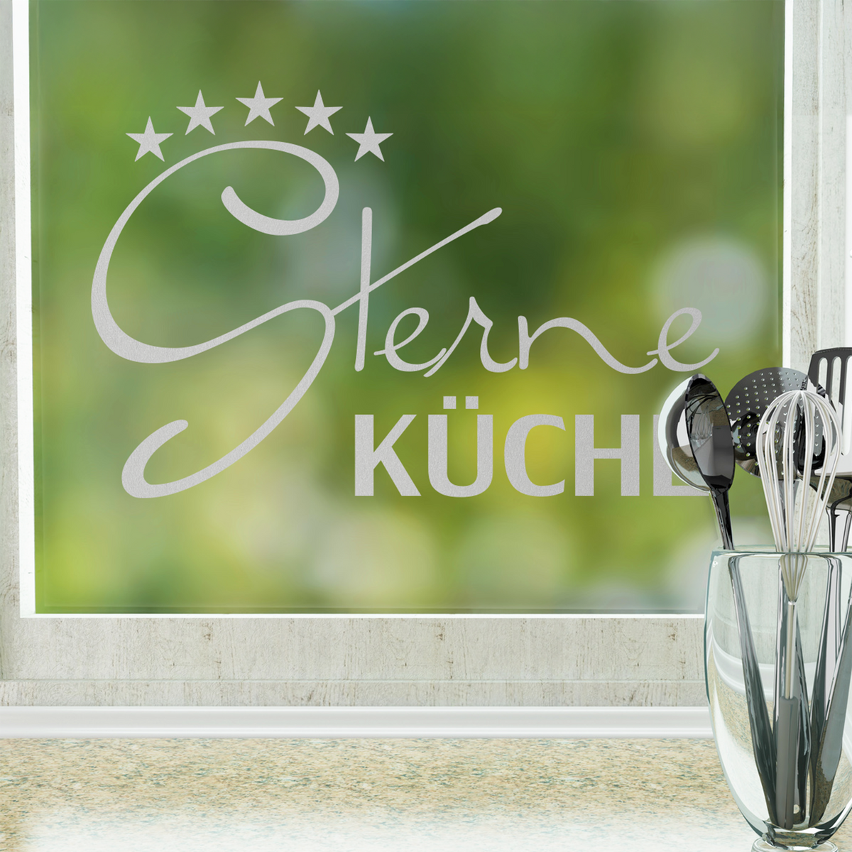Sternen-Küchen Schriftzug in Weiß auf grünem Hintergrund.