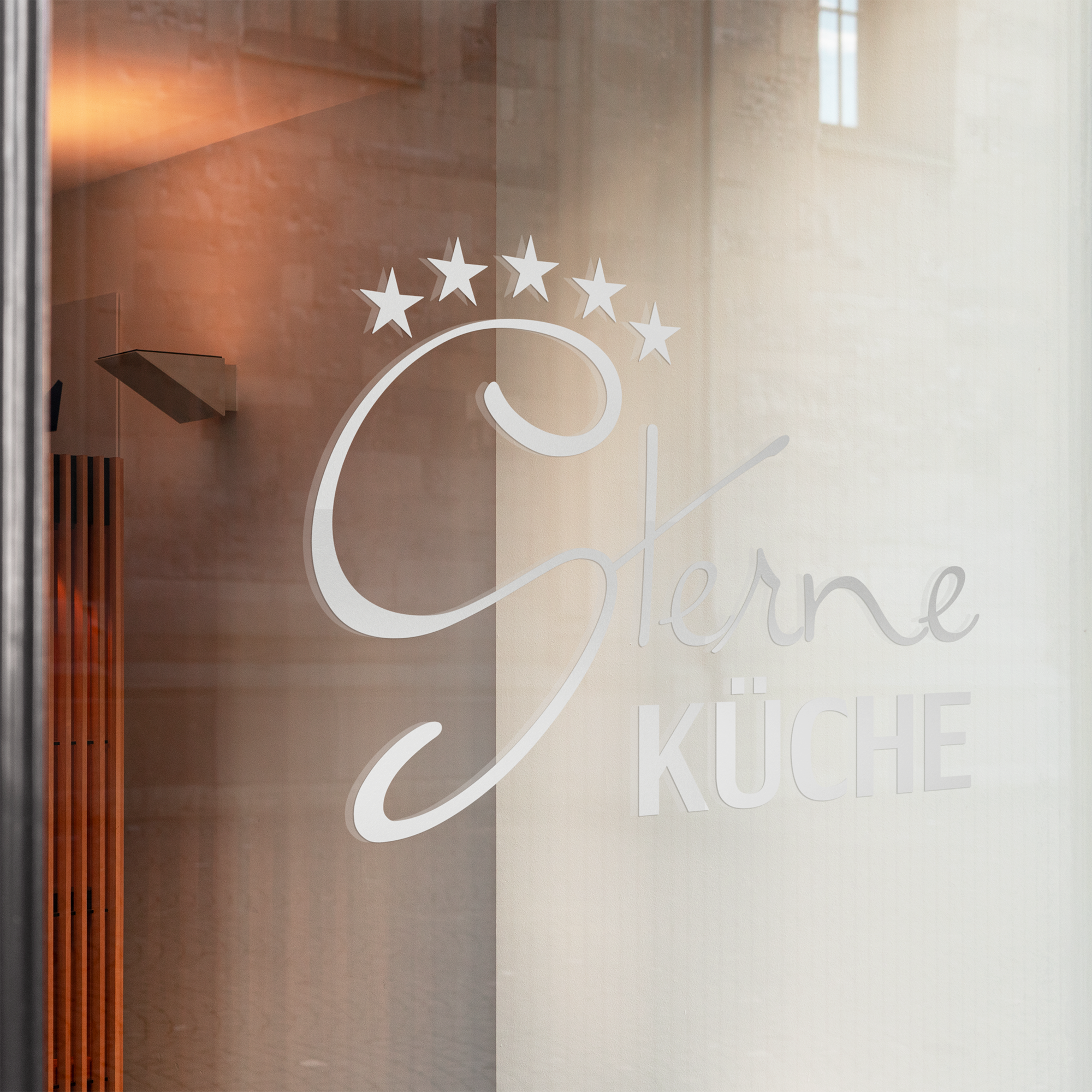 Sterne Küche, elegante Schrift, transparente Fensterdekoration.