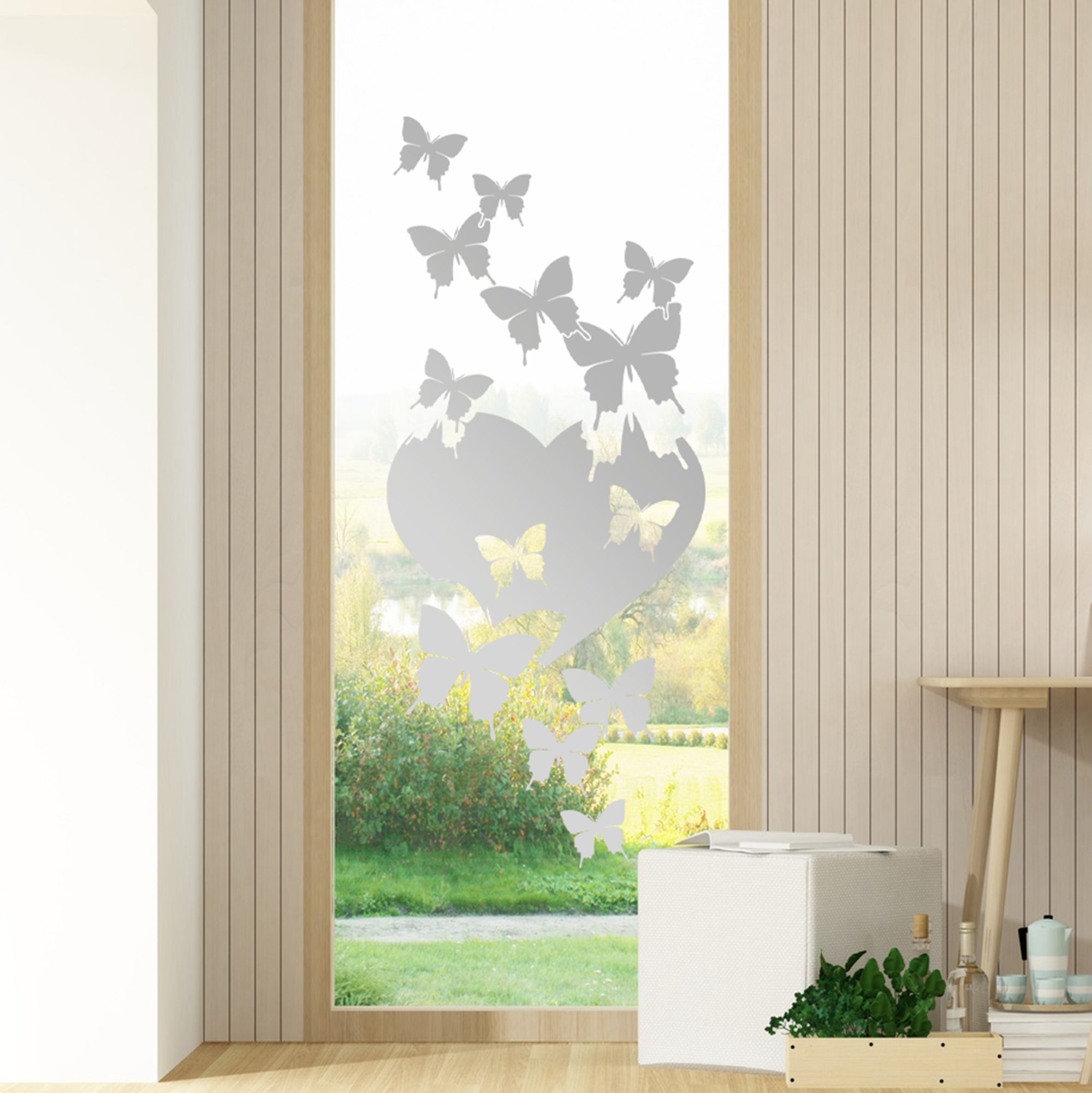 Transparente Fensterfolie mit Schmetterlingen und Herzmotiv.