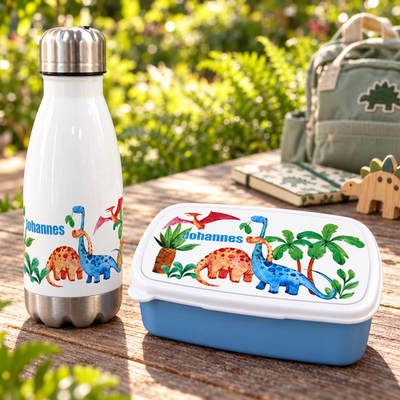 Brotdose und Trinkflasche mit Dinosaurier-Welt-Motiv im Alltag