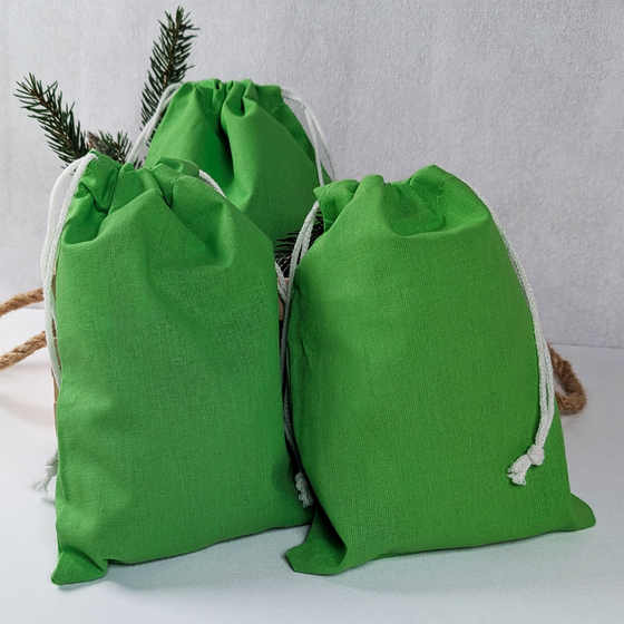 Grüne Stoffbeutel für einen selbst befüllten Adventskalender