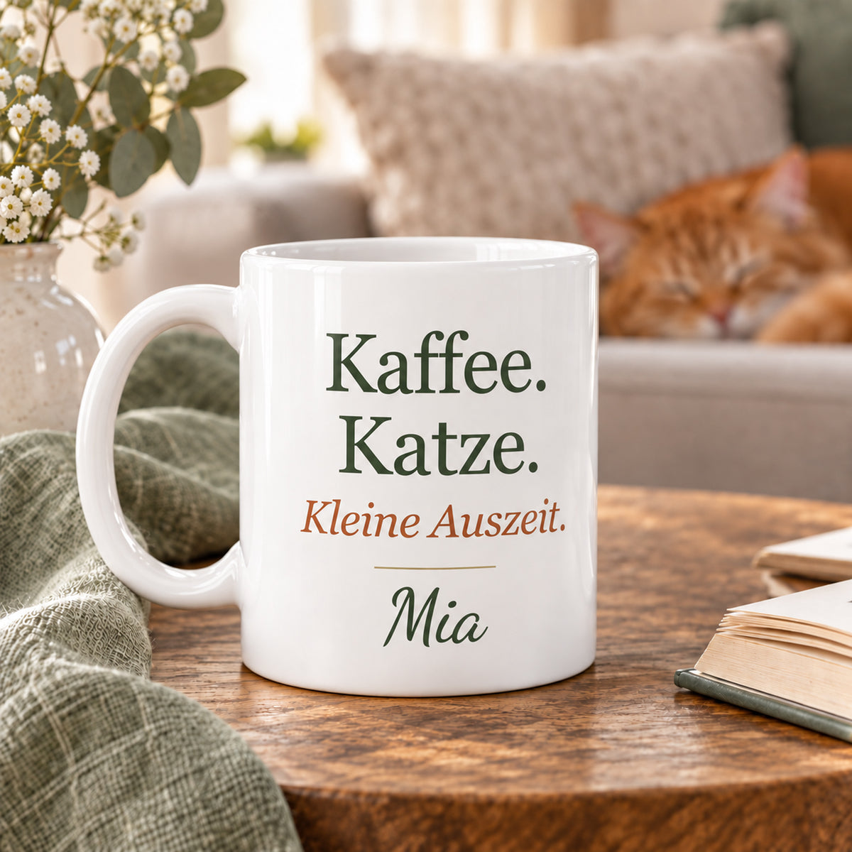 Personalisierte Katzentasse in gemütlicher Kaffeepausen-Szene
