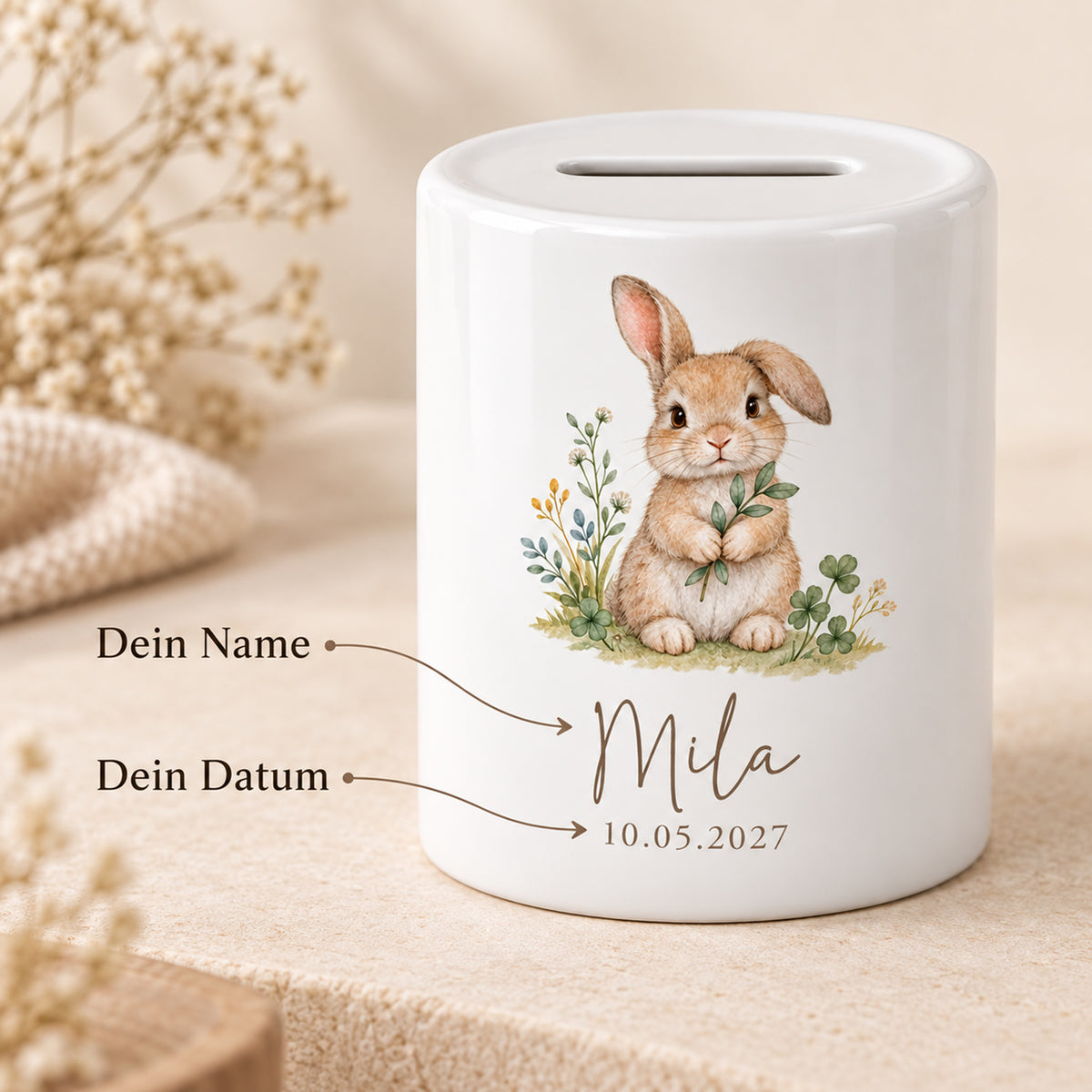 Hase mit Blätterzweig: Spardose mit Beispielname Mila und Datum 10.05.2027, Personalisierung