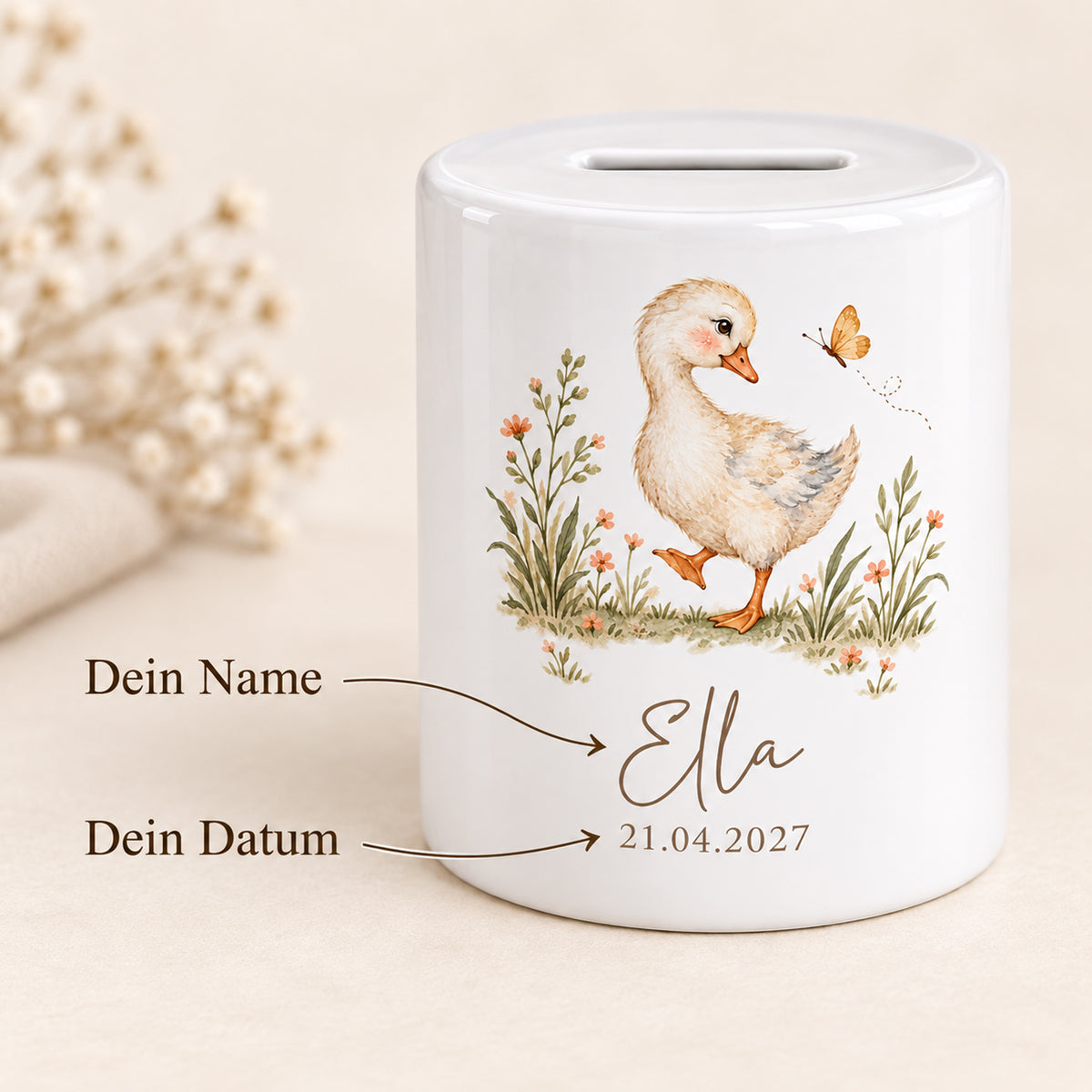 Gans mit Schmetterling: Spardose mit Beispielname Ella und Datum 21.04.2027, Personalisierung