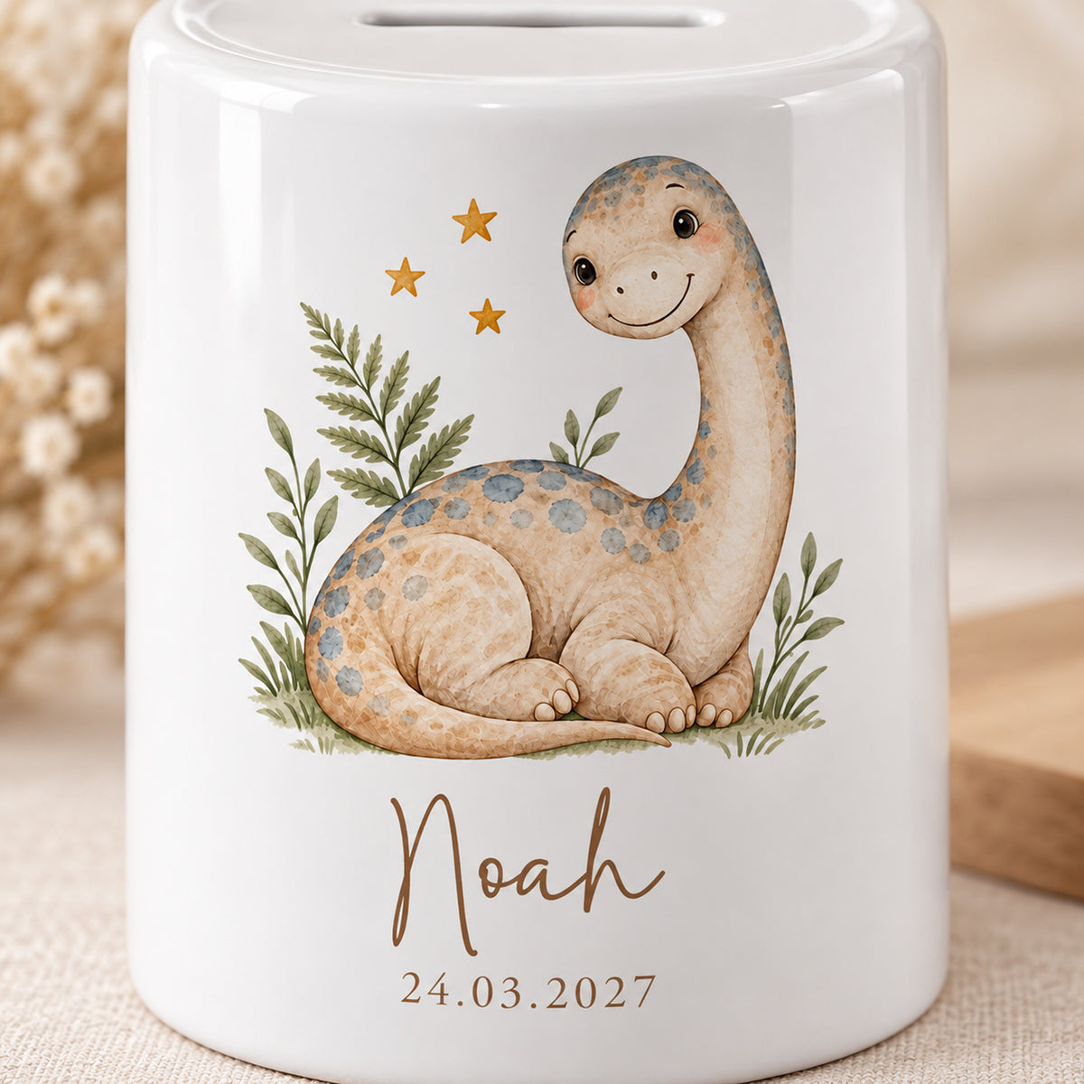Beiger Dino mit Sternen: Spardose mit Beispielname Noah und Datum 24.03.2027, Motivdetail