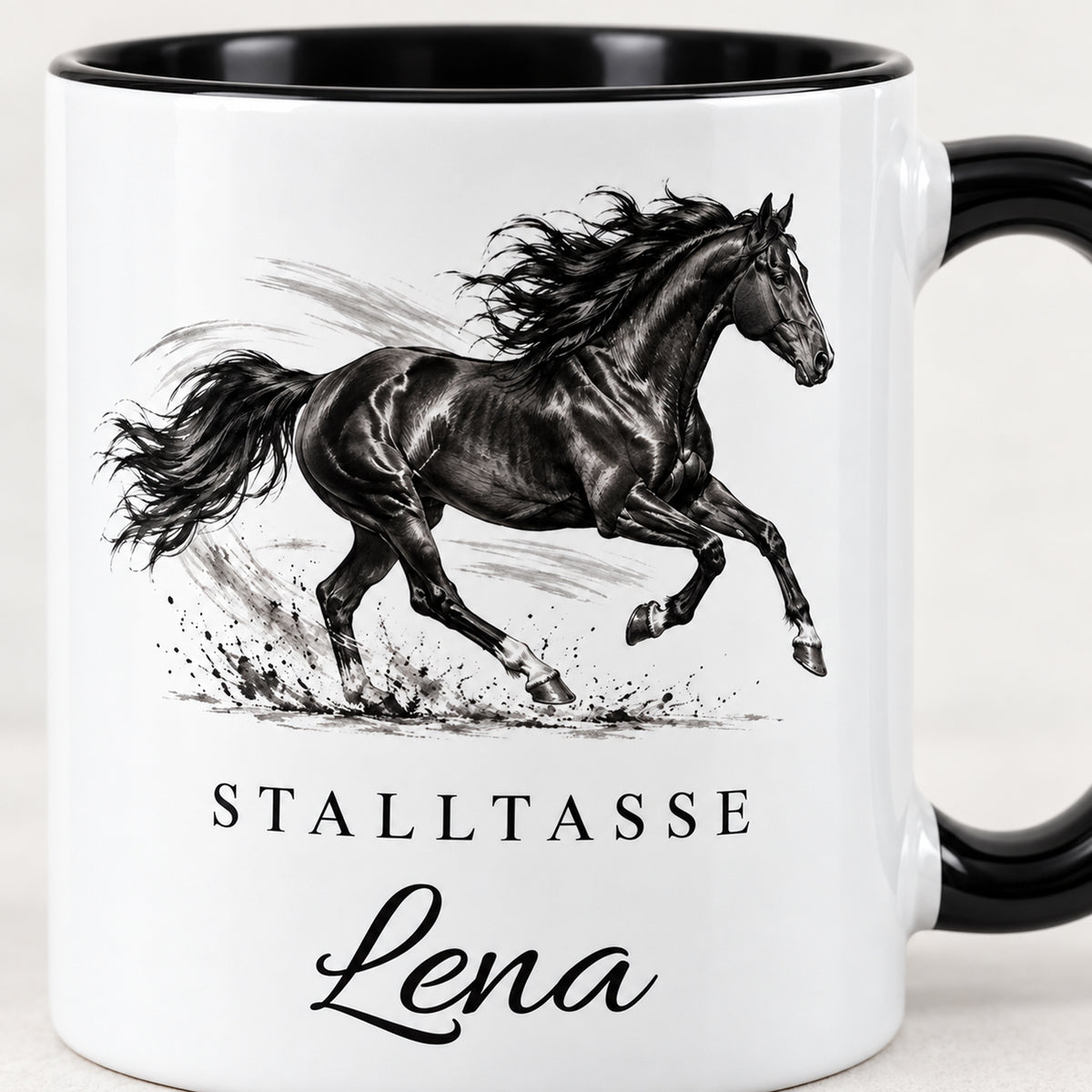 Stalltasse mit Namen Lena – Freier Galopp, schwarzer Henkel und Innenraum – Motivdetail