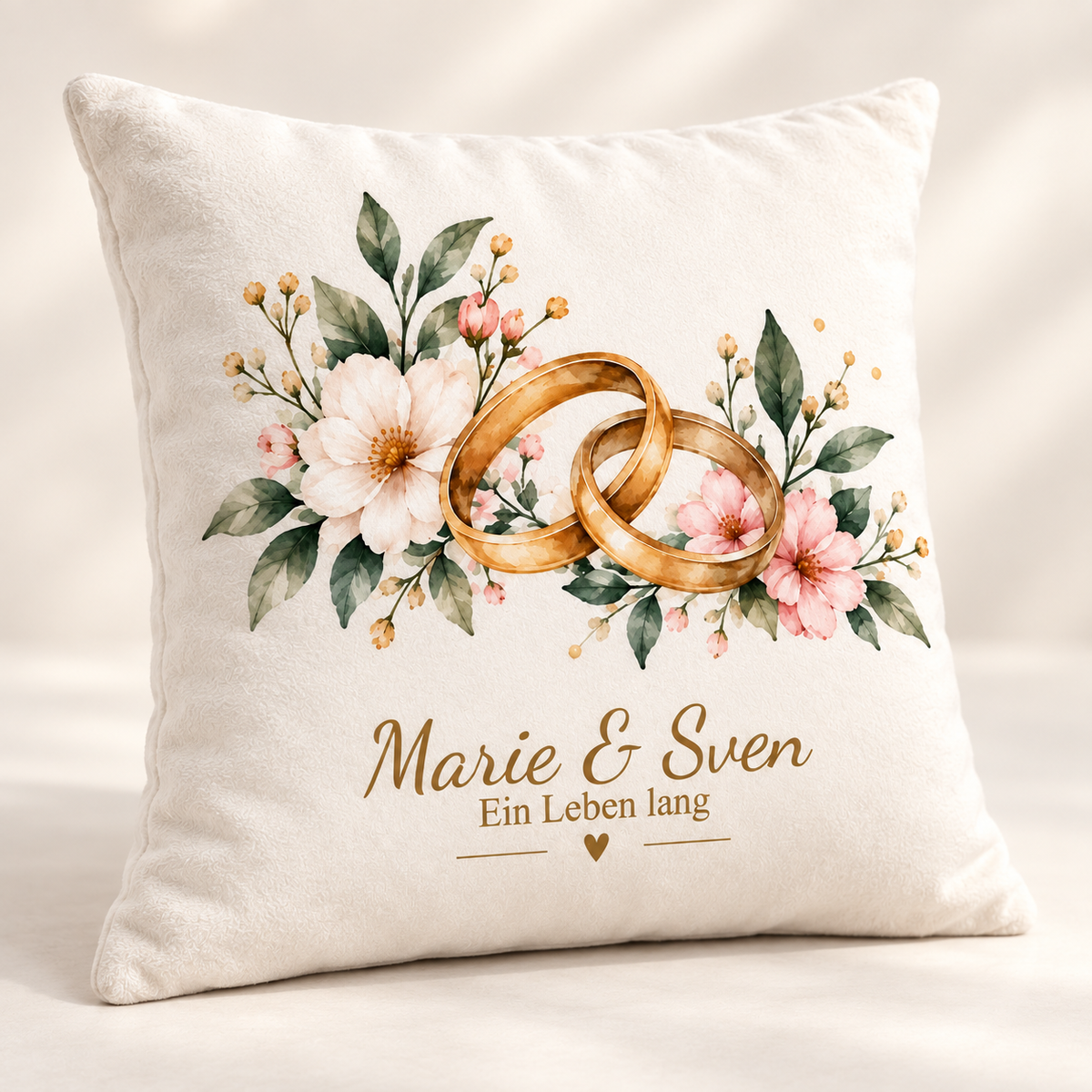 Bedruckte Vorderseite des Hochzeitskissenbezugs Eheringe mit Marie & Sven.