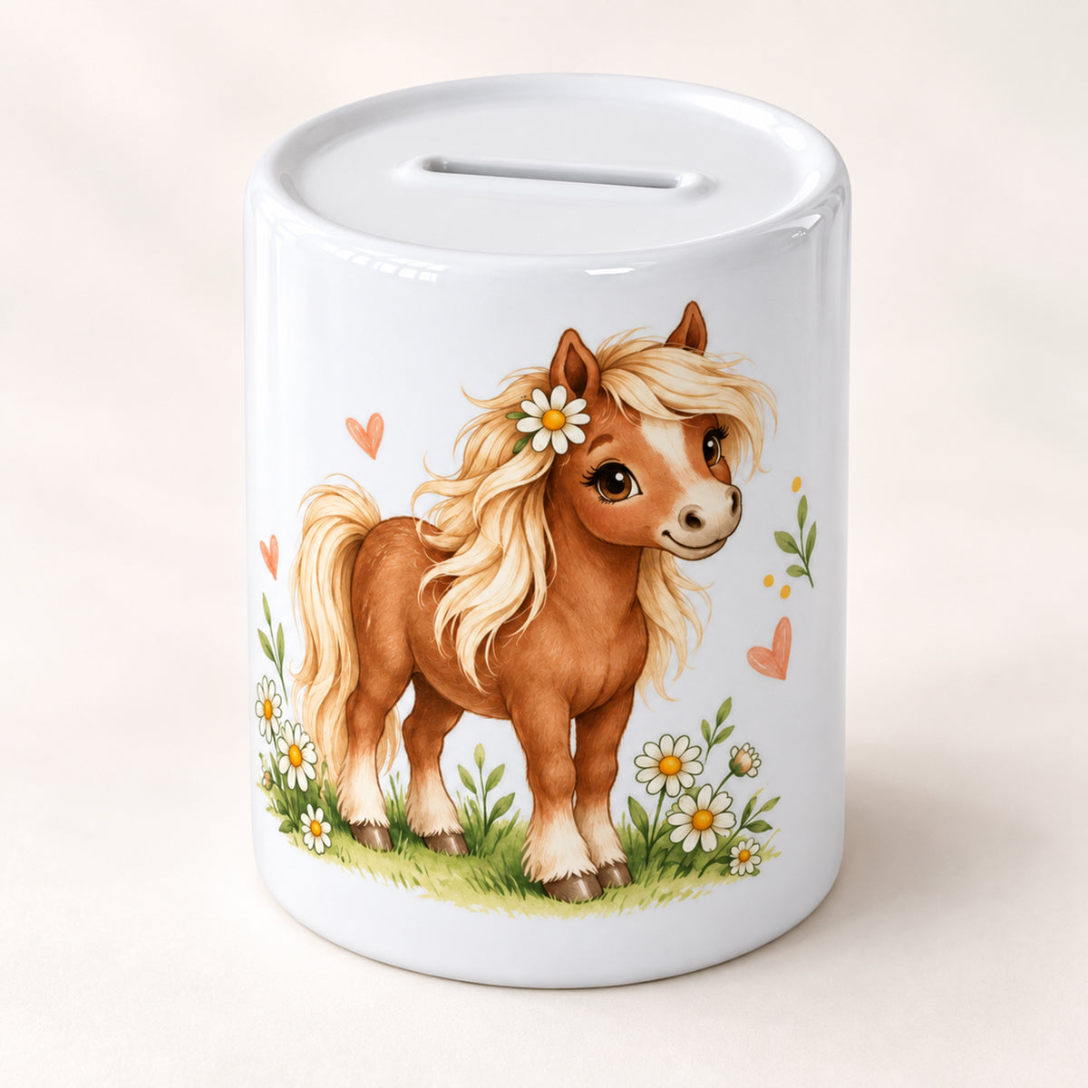Schräge Ansicht der weißen Keramik-Spardose Blumenpony mit Pferdemotiv und sichtbarem Münzschlitz.