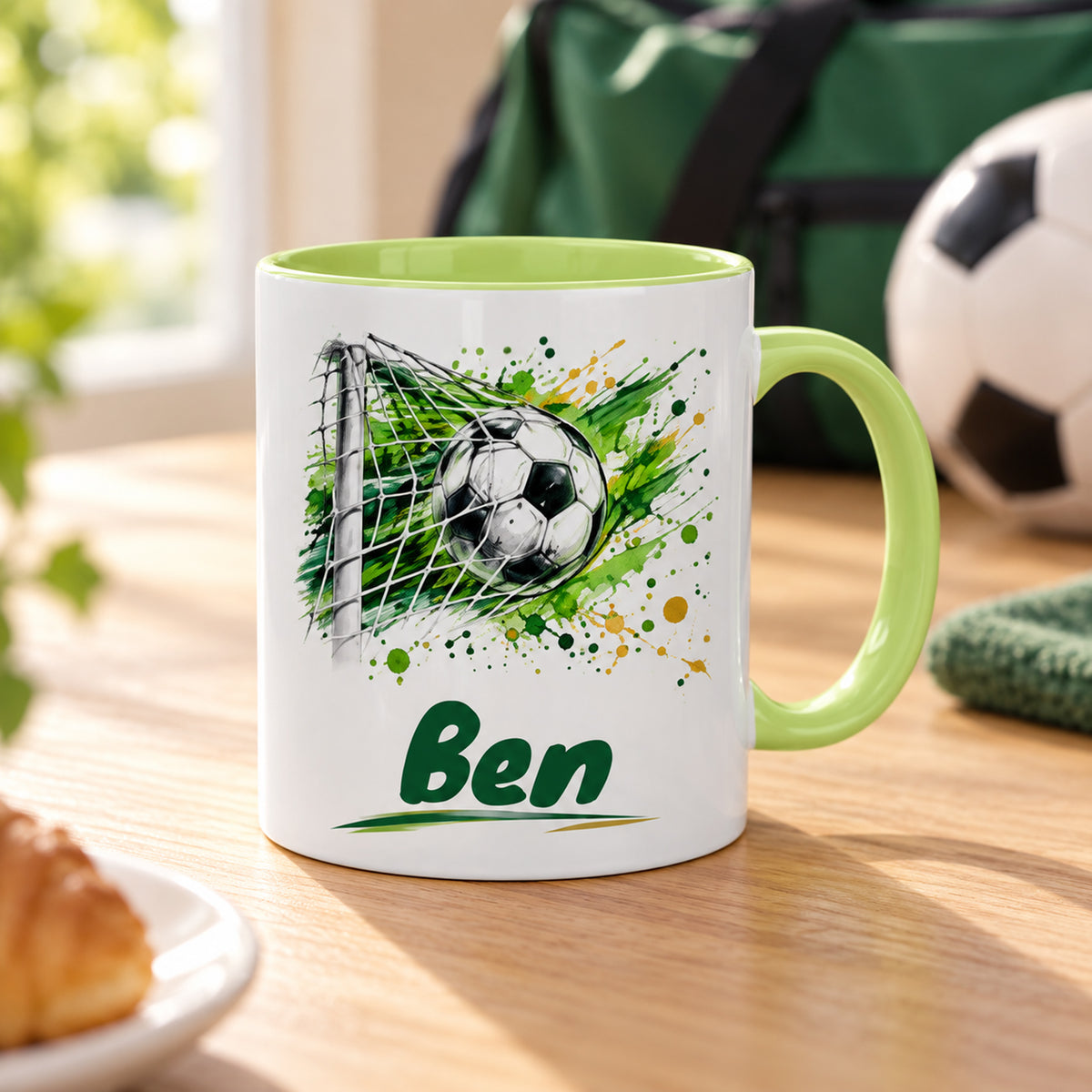 Hellgrüne Fußballtasse Torjubel mit Beispielname Ben: Tasse in einer Alltagsszene