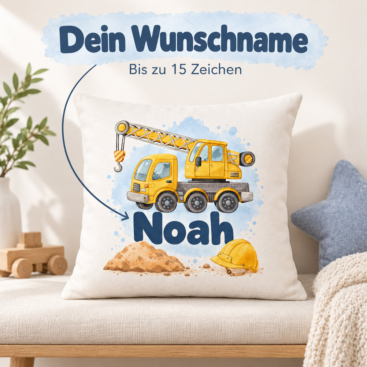 Personalisierter Kissenbezug mit Noah: Dein Wunschname bis 15 Zeichen; blaues Sternkissen als Dekoration im Hintergrund.