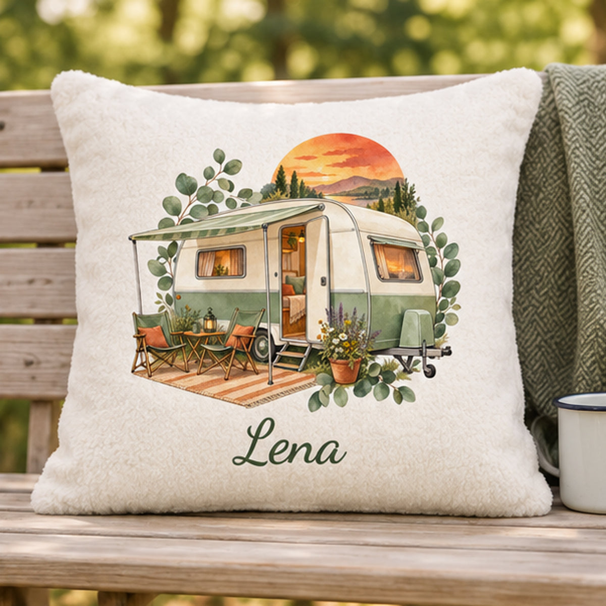 Vorderansicht: Camping-Kissenbezug Wohnwagen im Sonnenuntergang, personalisiert mit Lena