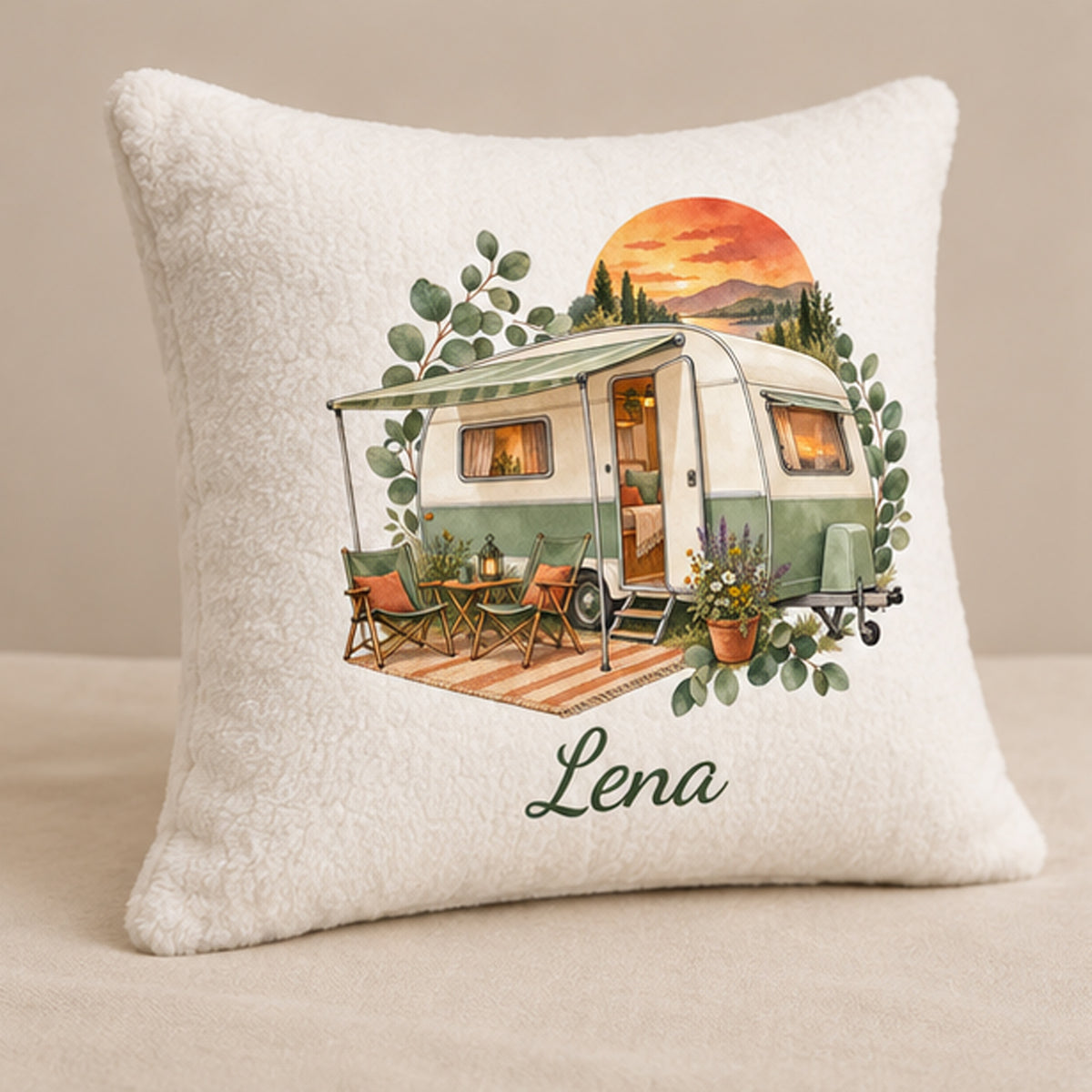 Schrägansicht: Camping-Kissenbezug Wohnwagen im Sonnenuntergang, personalisiert mit Lena
