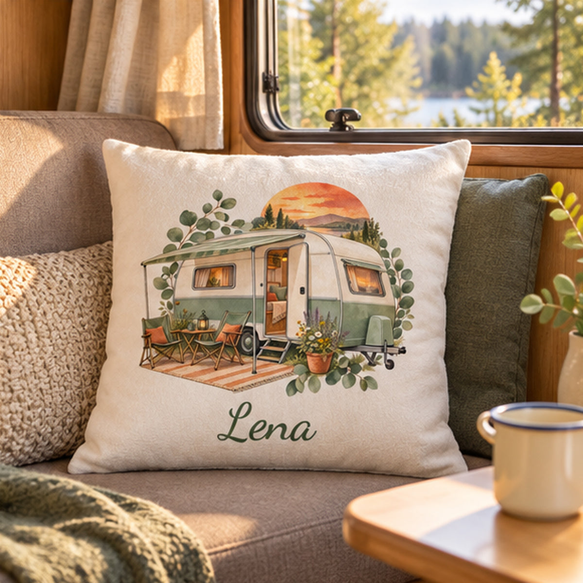 Camping-Wohnszene: Camping-Kissenbezug Wohnwagen im Sonnenuntergang, personalisiert mit Lena