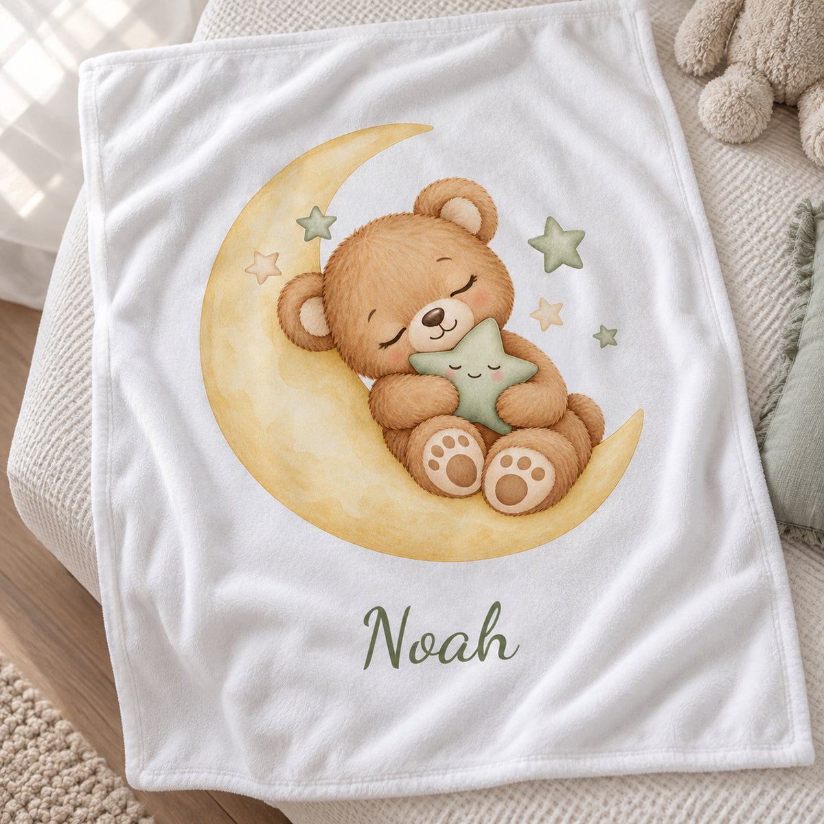 Weiße Babydecke mit Bärchen auf dem Mond und Beispielname Noah – motivdetail