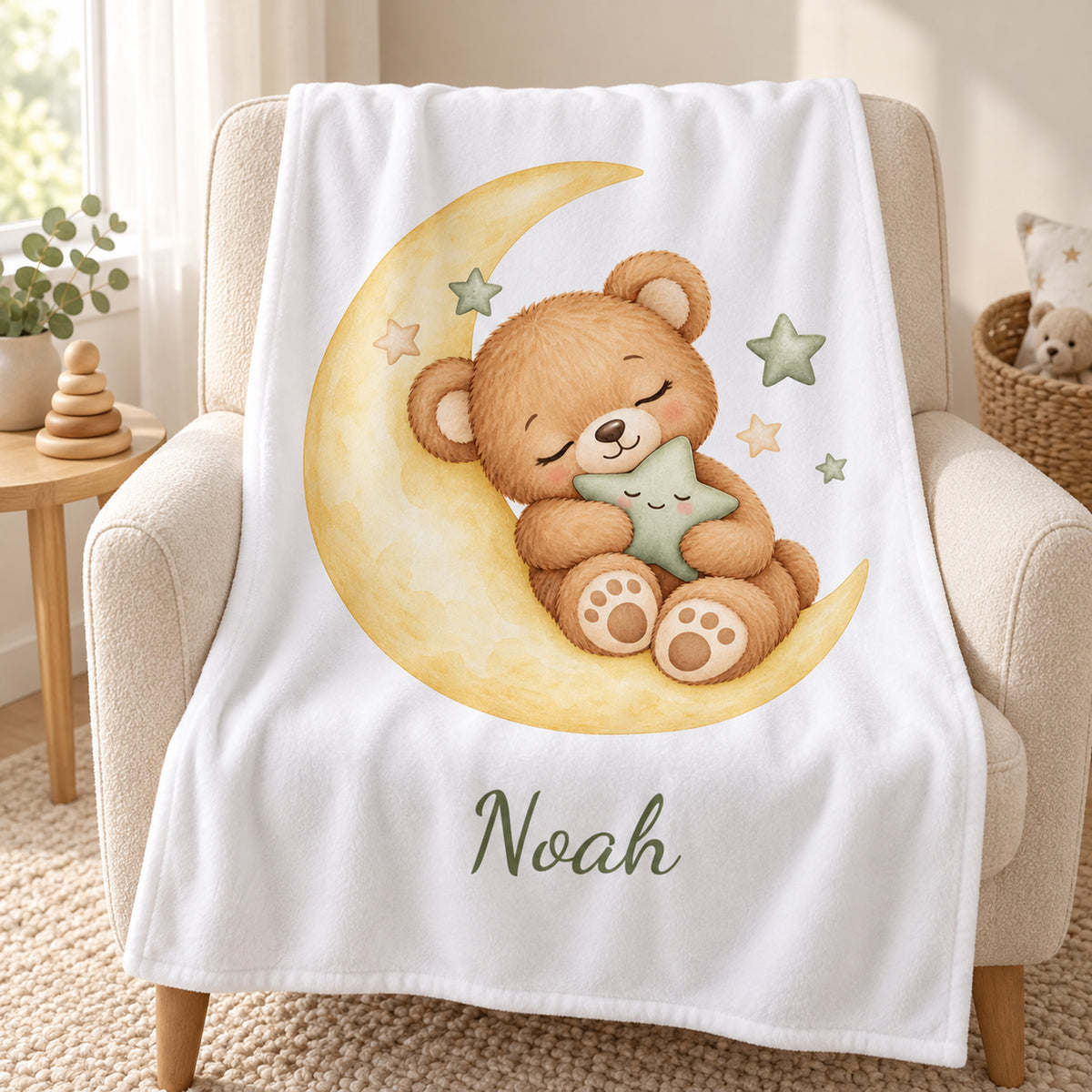 Weiße Babydecke mit Bärchen auf dem Mond und Beispielname Noah – wohnstil