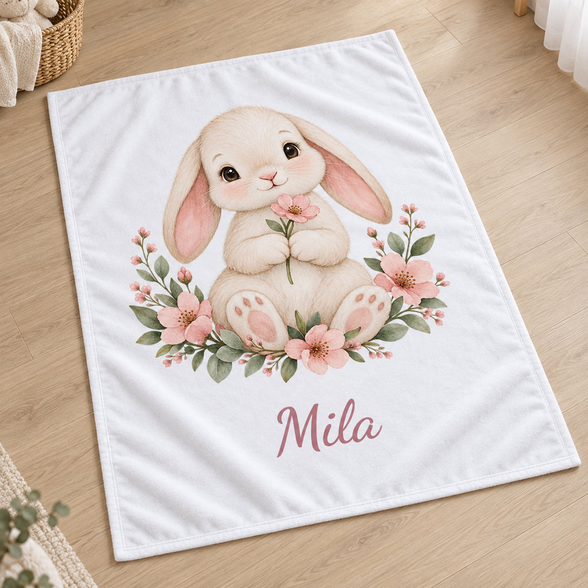 Weiße Babydecke mit Blumenhäschen und Beispielname Mila – schraegansicht