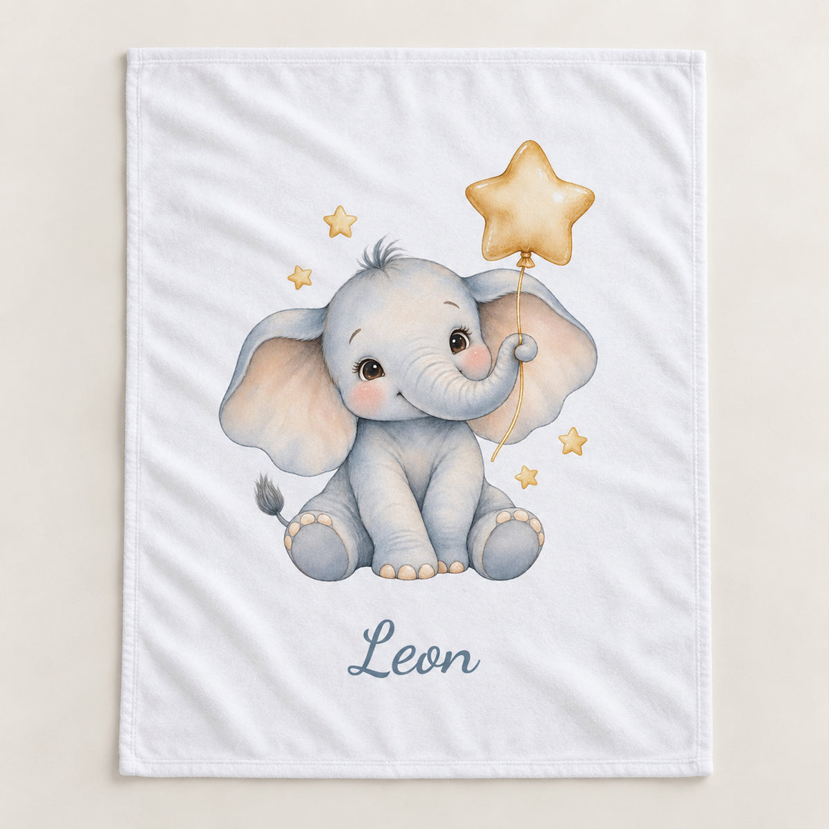 Weiße Babydecke mit Elefant mit Sternballon und Beispielname Leon – hero