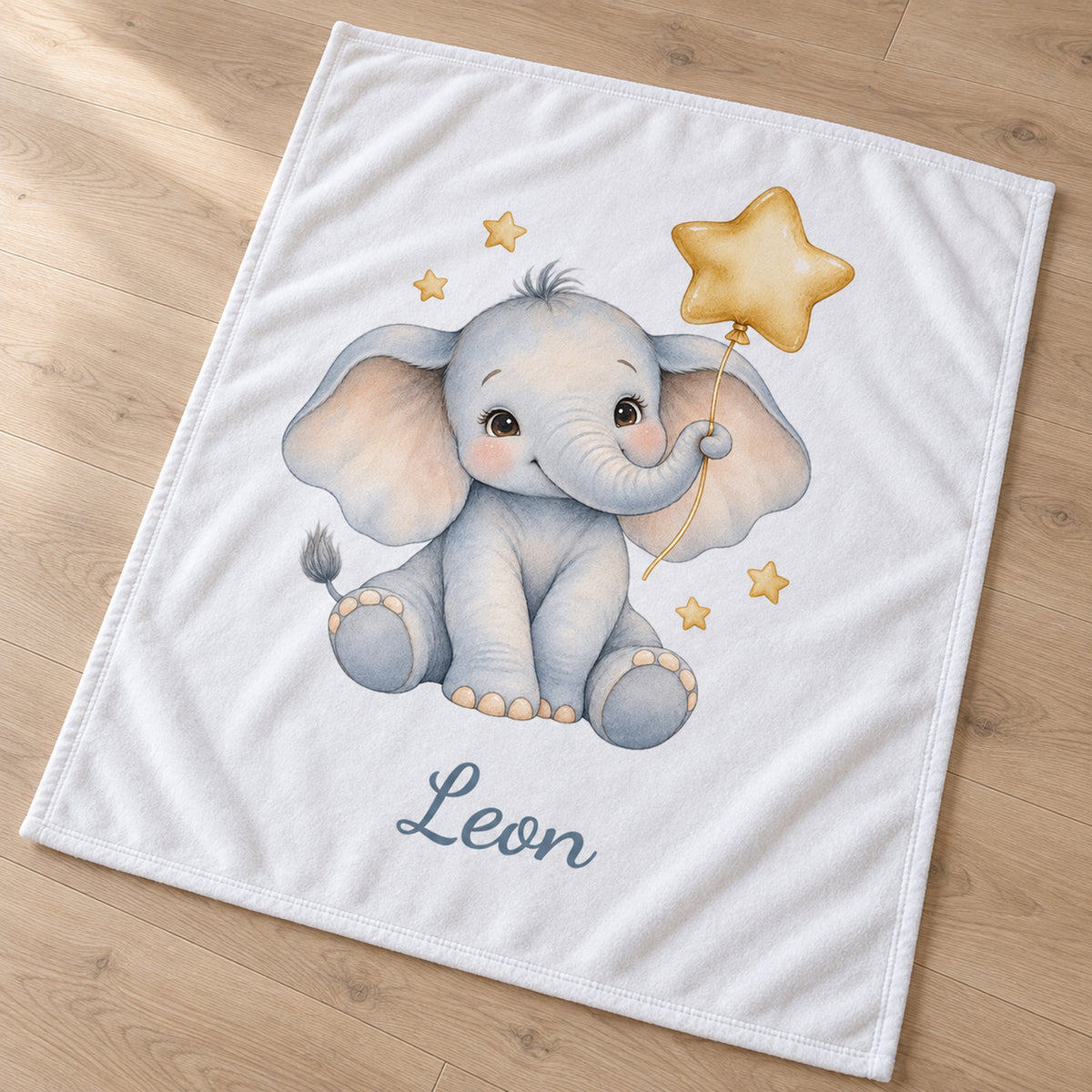 Weiße Babydecke mit Elefant mit Sternballon und Beispielname Leon – schraegansicht