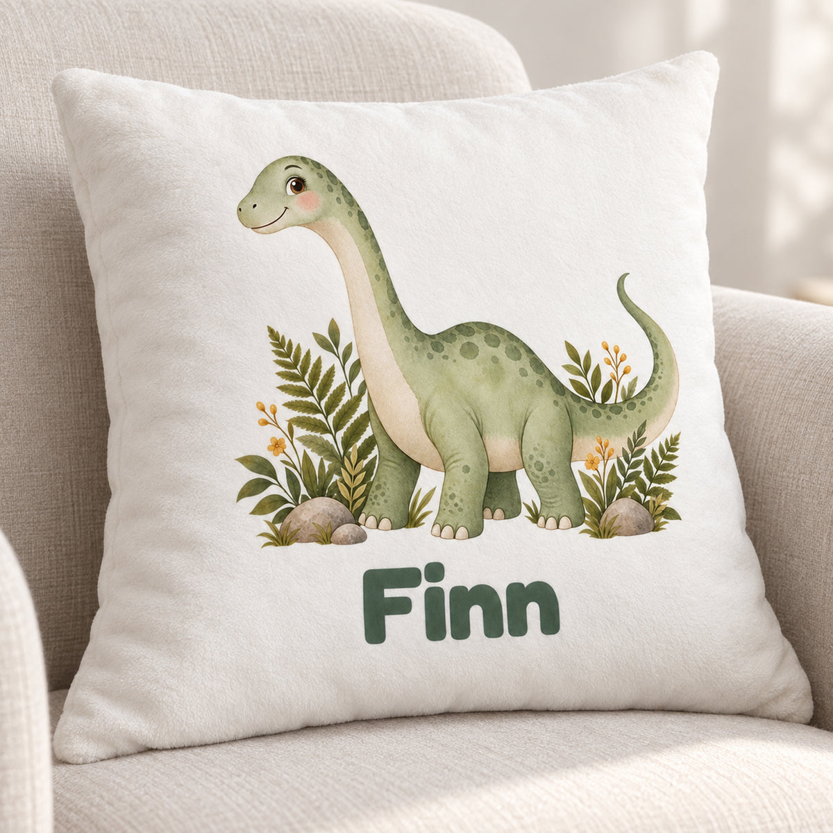 Personalisierter Dino-Kissenbezug: Langhals im Farnwald, Beispielname Finn – Kissenbezug auf hellem Sofa