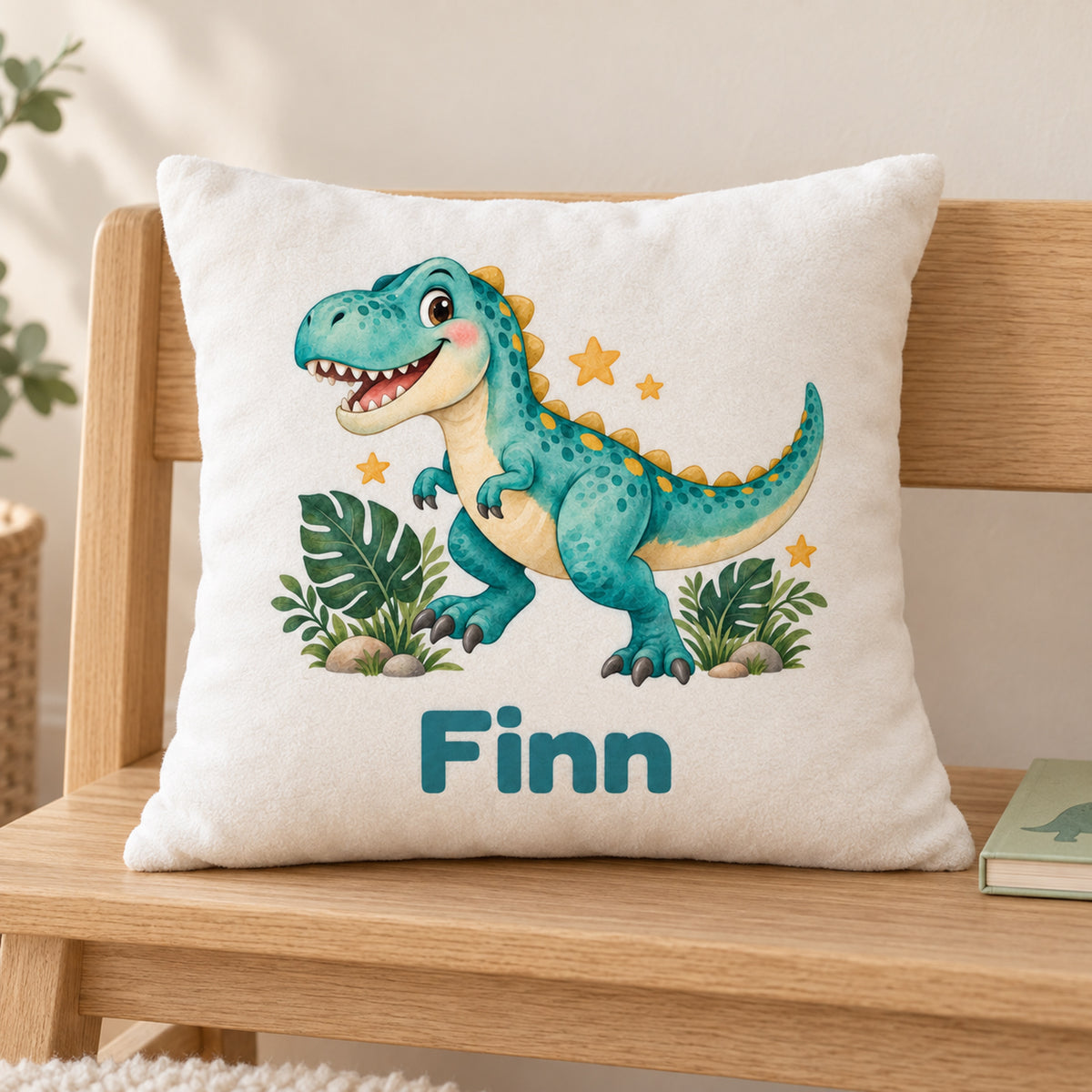 Personalisierter Dino-Kissenbezug: T-Rex auf Abenteuer, Beispielname Finn – Gedruckte Vorderseite auf Holzstuhl