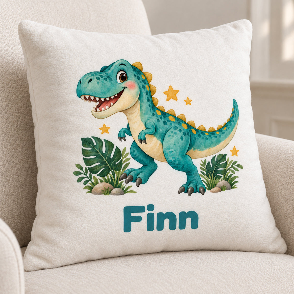 Personalisierter Dino-Kissenbezug: T-Rex auf Abenteuer, Beispielname Finn – Kissenbezug auf hellem Sofa