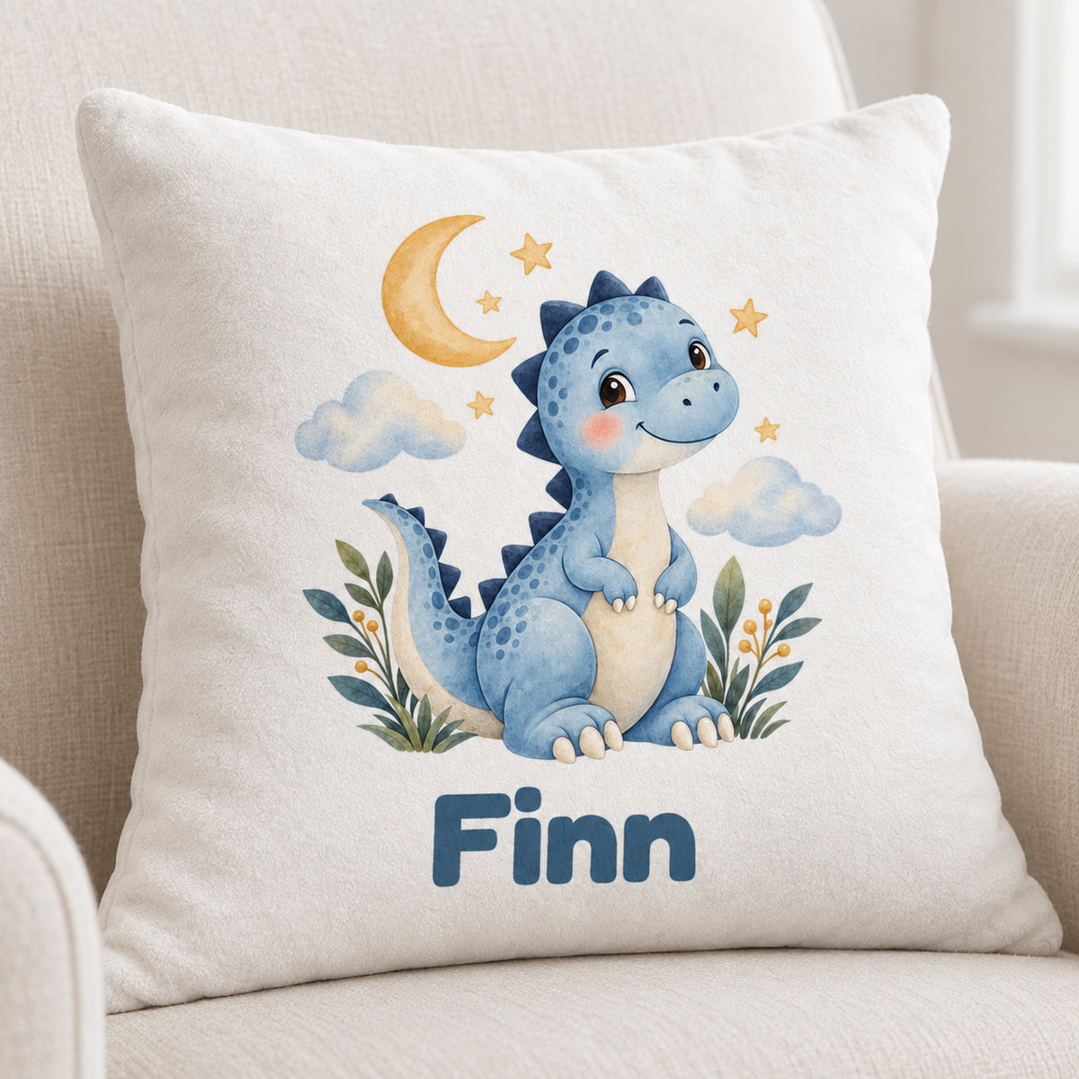 Personalisierter Dino-Kissenbezug: Dino unter Mond und Sternen, Beispielname Finn – Kissenbezug auf hellem Sofa
