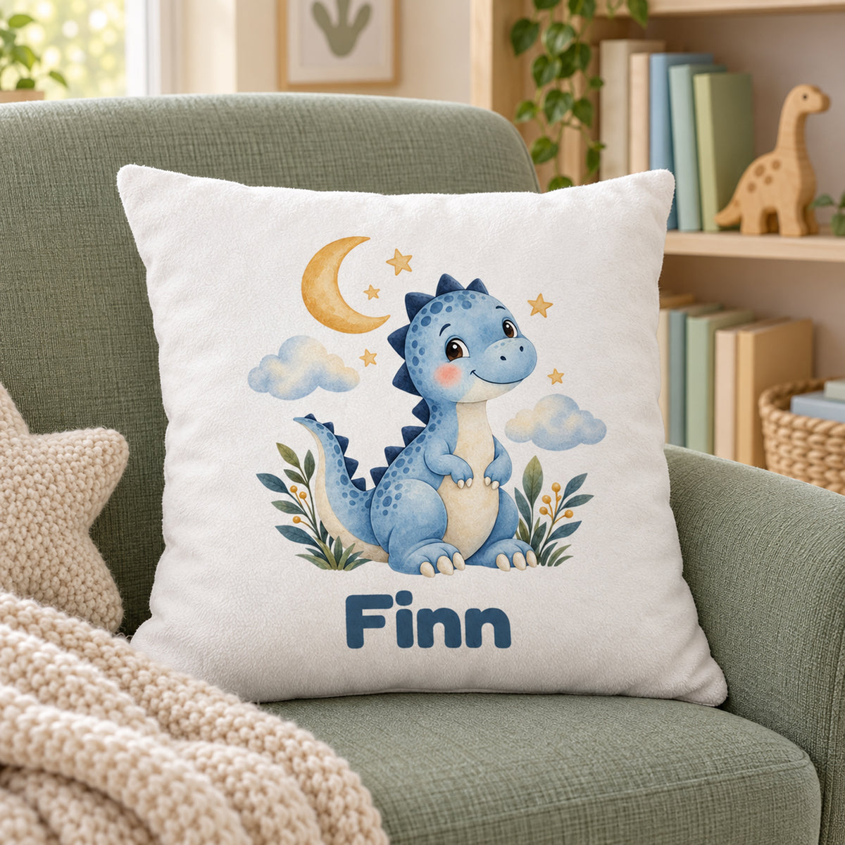 Personalisierter Dino-Kissenbezug: Dino unter Mond und Sternen, Beispielname Finn – Kinderzimmer und Wohnumgebung