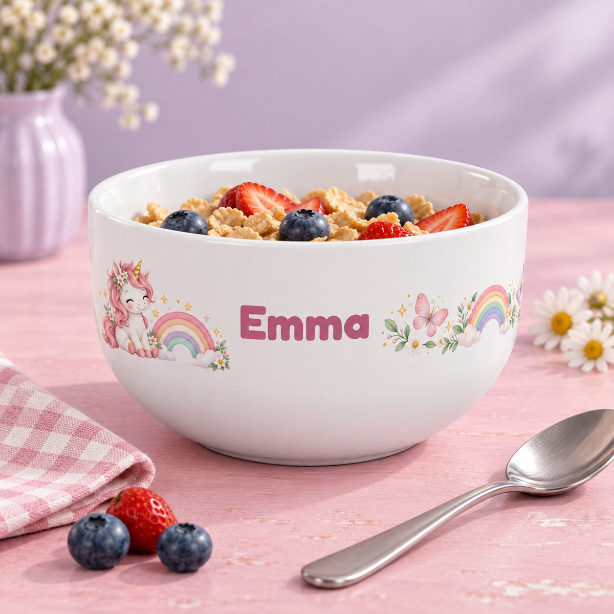 Frühstücksszene mit der Müslischale Einhorn und Beispielname Emma