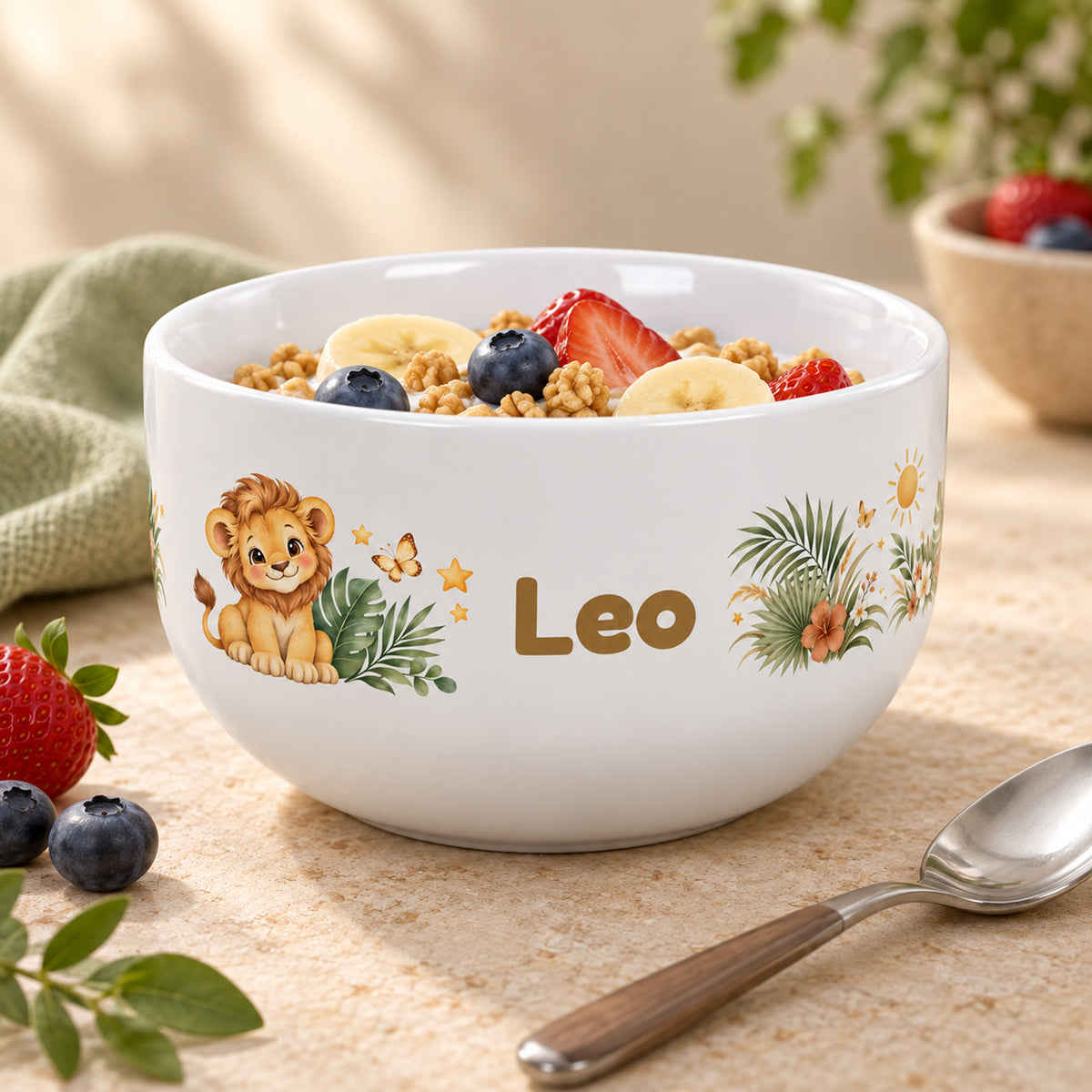Frühstücksszene mit der Müslischale Löwenbaby und Beispielname Leo