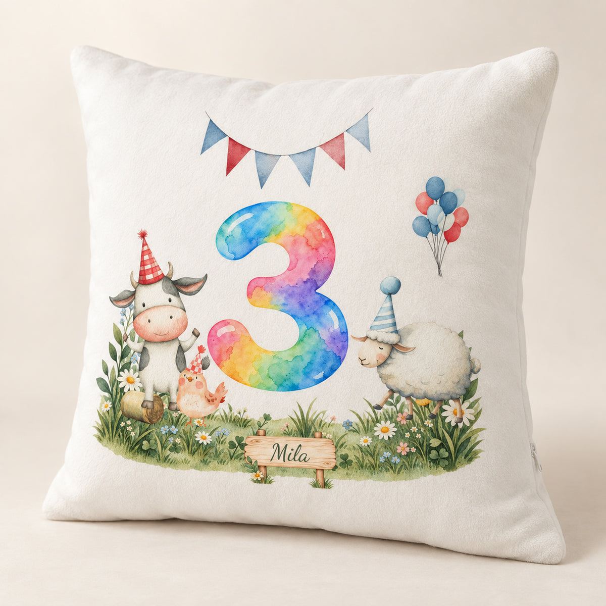 Schrägansicht des naturweißen Kissenbezugs mit Geburtstagszahl 3 und Tiermotiv.