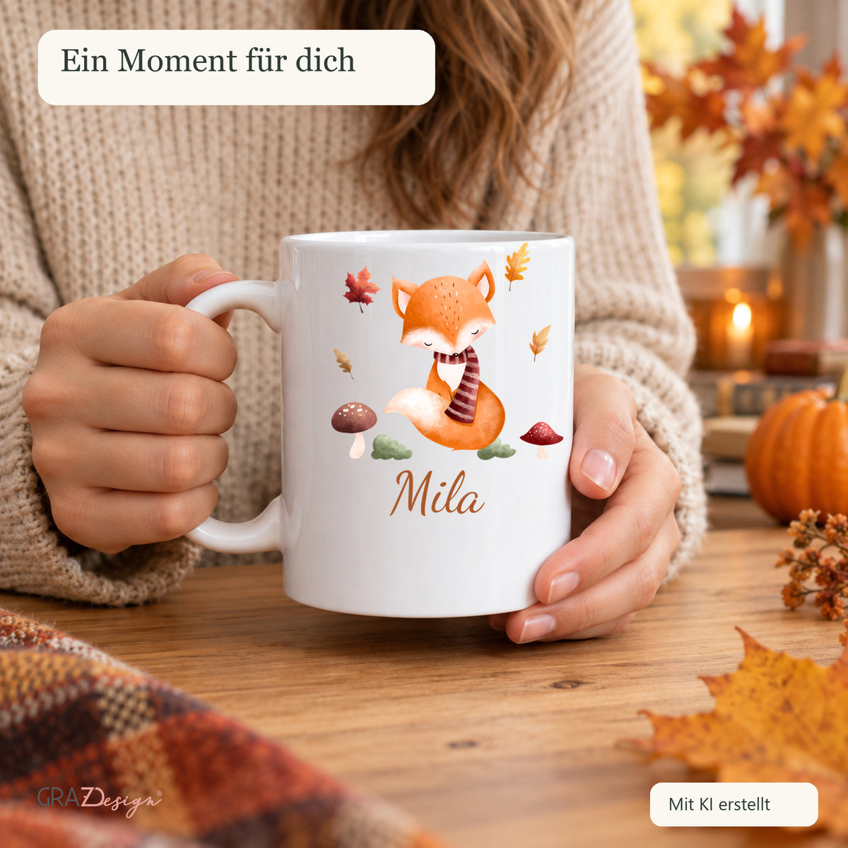 Person hält personalisierte Herbsttasse mit fuchs in den Händen