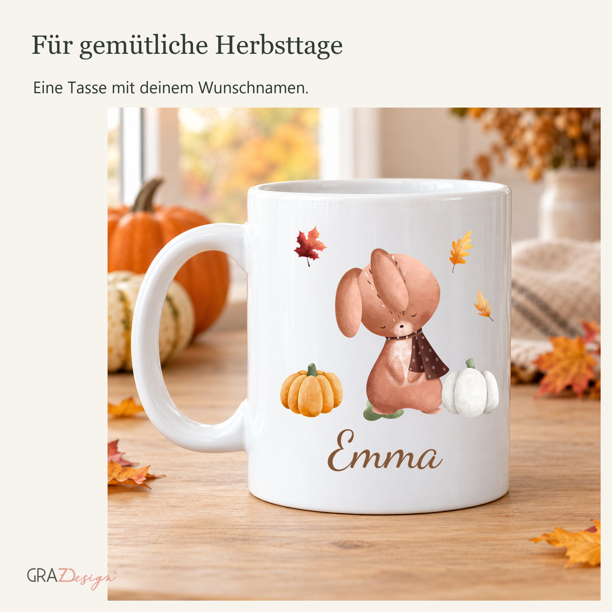 Herbsttasse mit hase und Name auf einem Holztisch