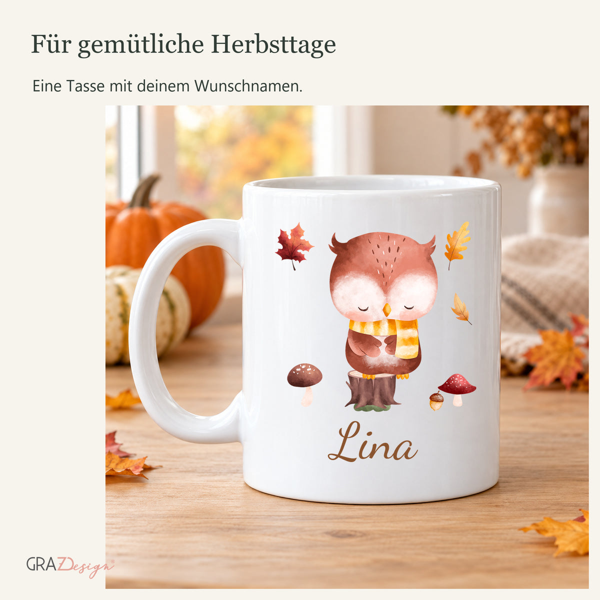Herbsttasse mit eule und Name auf einem Holztisch