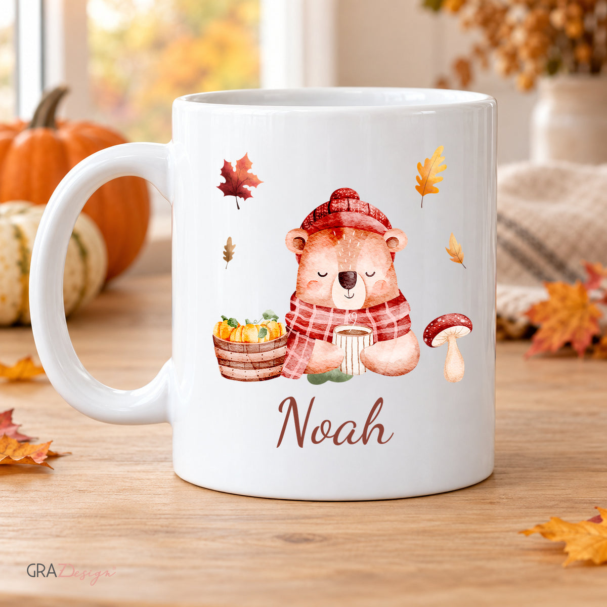 Personalisierte Herbsttasse mit bär in herbstlicher Tischszene