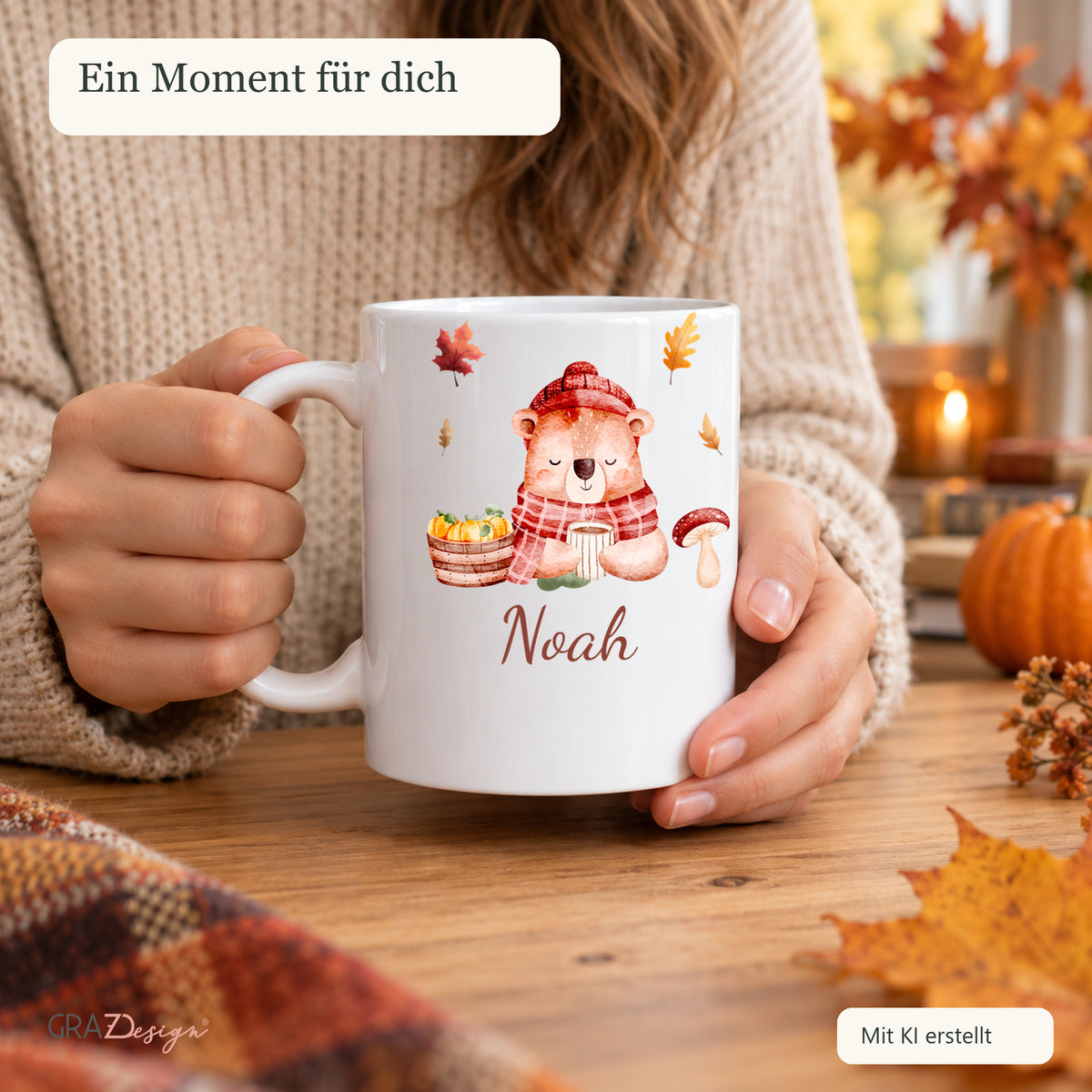 Person hält personalisierte Herbsttasse mit bär in den Händen