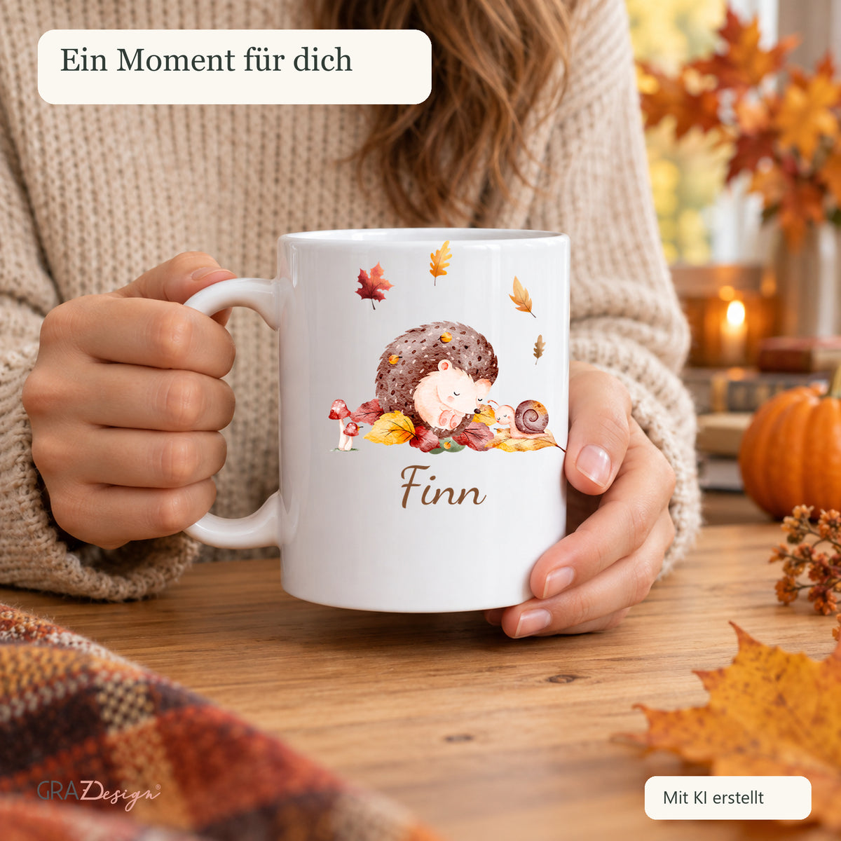 Person hält personalisierte Herbsttasse mit igel in den Händen