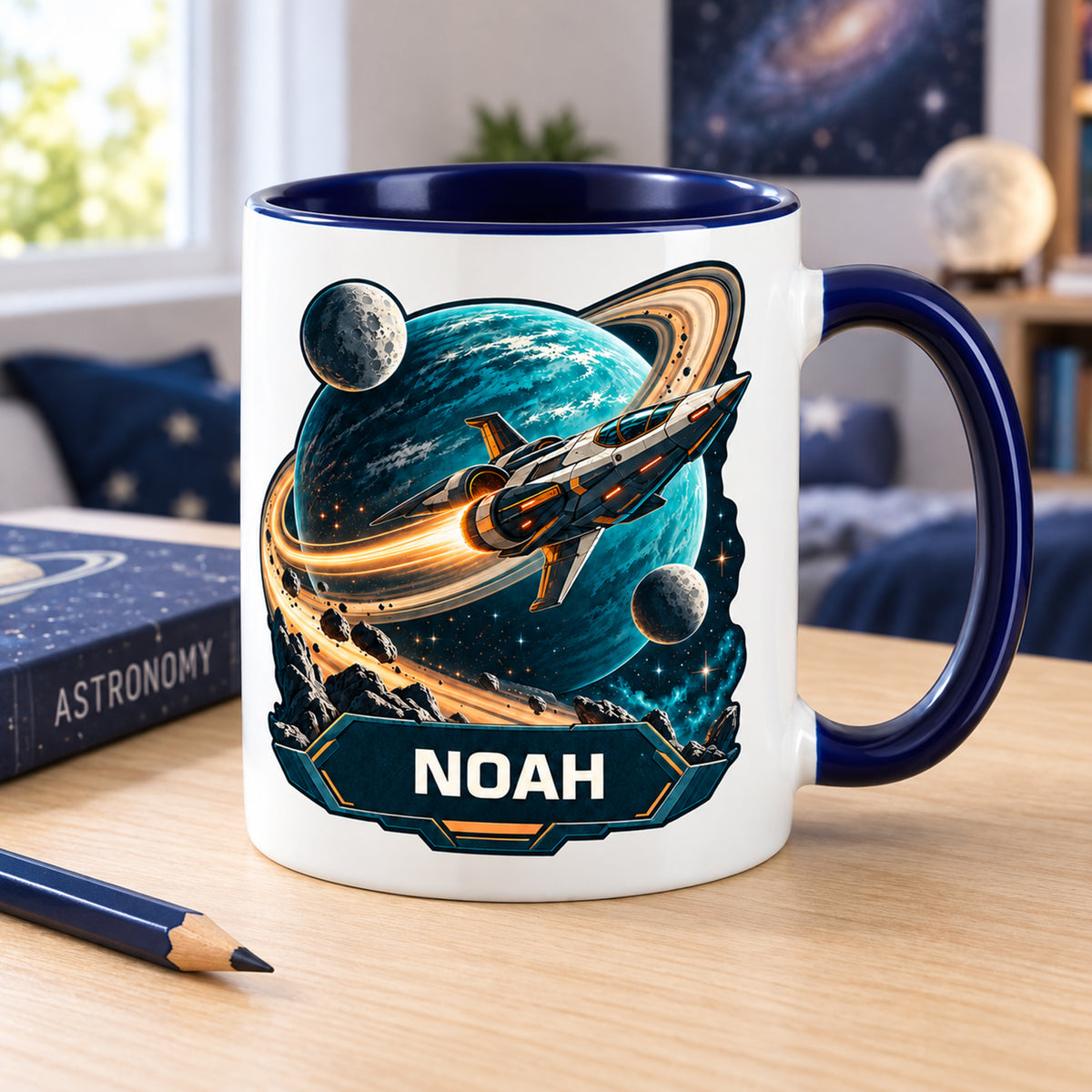 Weltall-Tasse Ringplanet mit Beispielname NOAH auf einem Schreibtisch