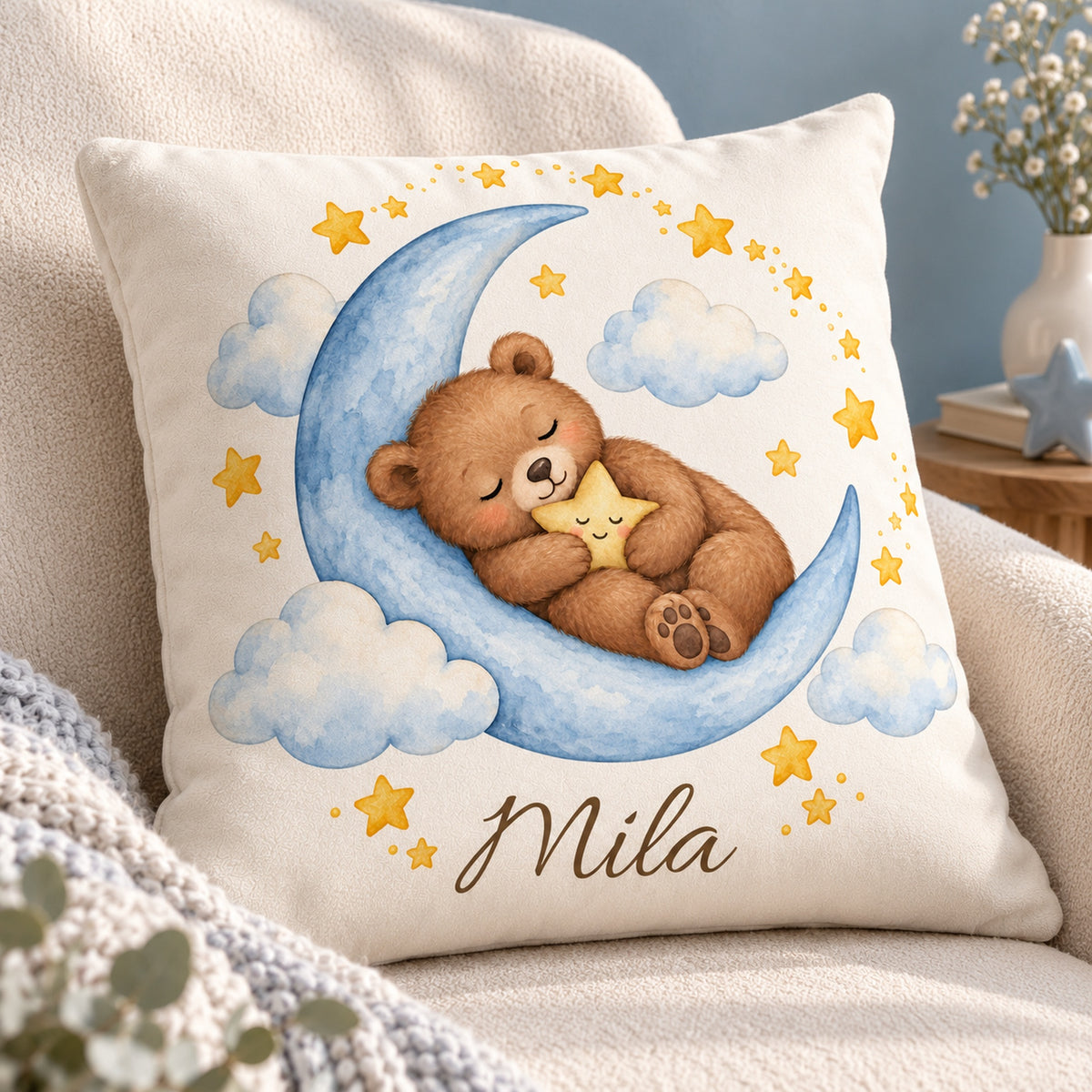 Sternenkuscheln: personalisierter Kissenbezug mit Bär, Mond und Beispielname Mila – Schrägansicht