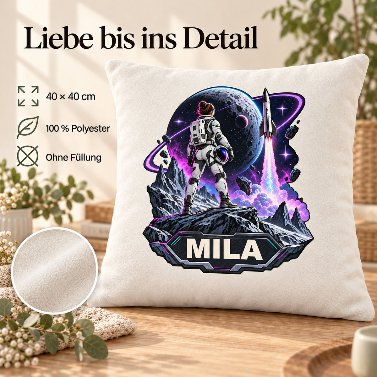 Produktdetails: personalisierter Dekokissenbezug Mondmission mit Astronautin und Mond und Beispielname MILA; 40 × 40 cm.
