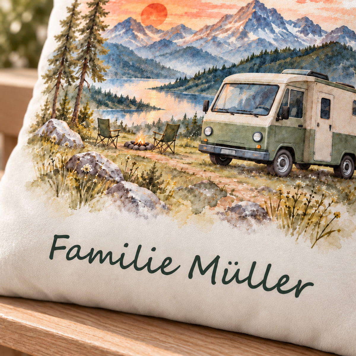 Druckdetail: personalisierter Wohnmobil-Kissenbezug Alpengluehen, 40 × 40 cm, Beispiel Familie Müller