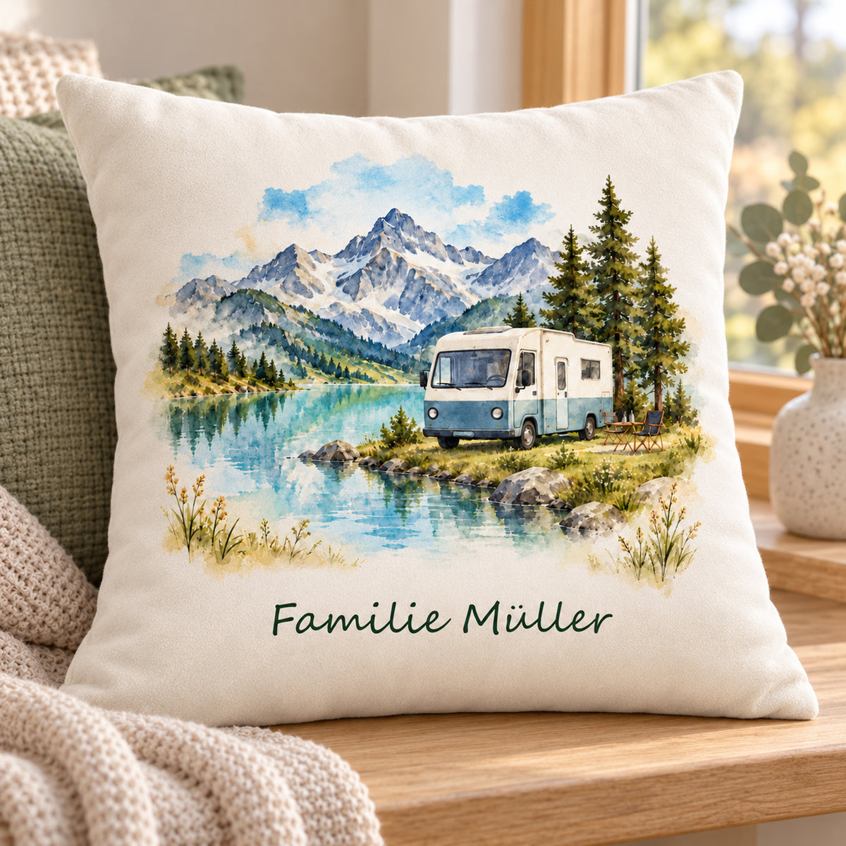 Schrägansicht: personalisierter Wohnmobil-Kissenbezug Bergsee, 40 × 40 cm, Beispiel Familie Müller