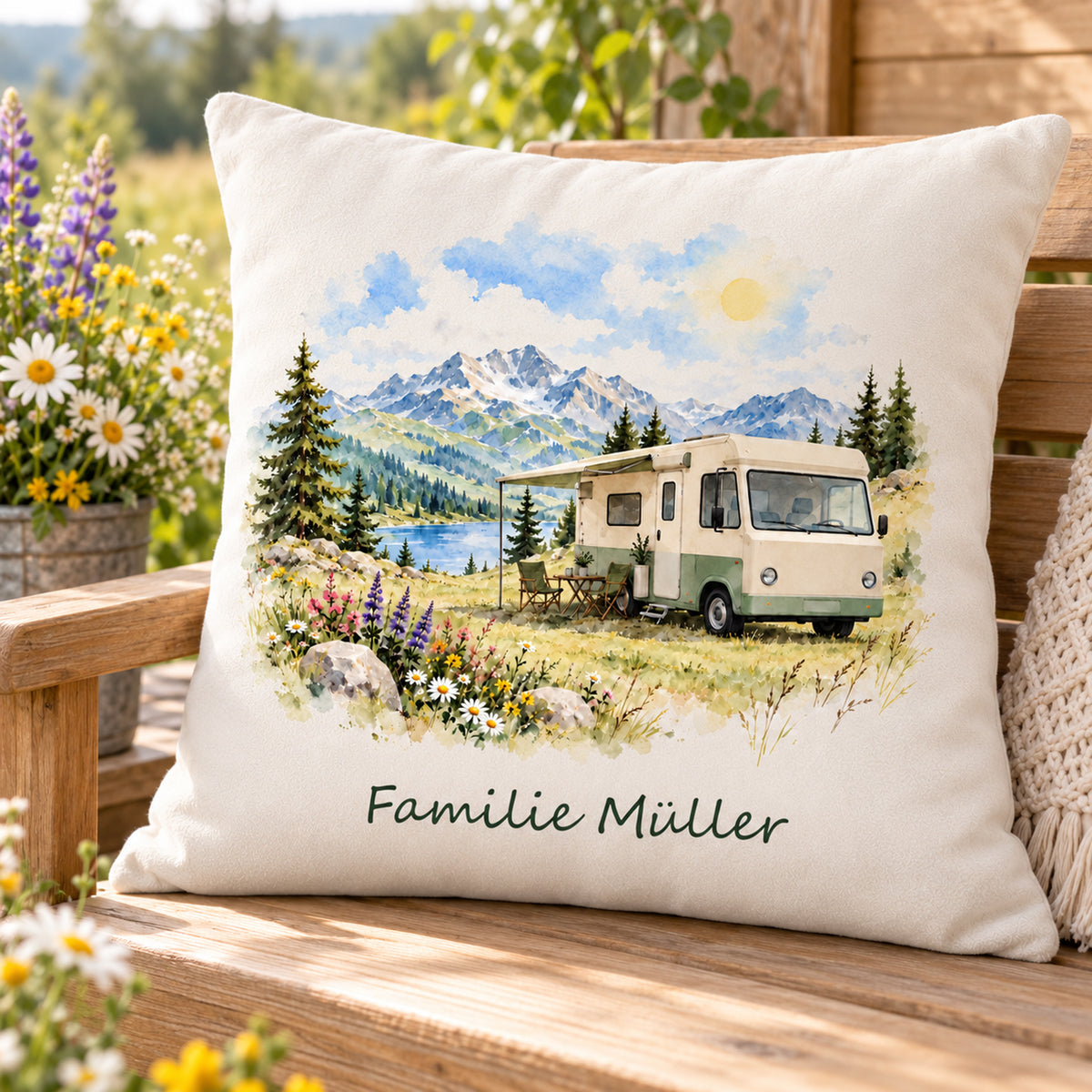 Schrägansicht: personalisierter Wohnmobil-Kissenbezug Almwiese, 40 × 40 cm, Beispiel Familie Müller