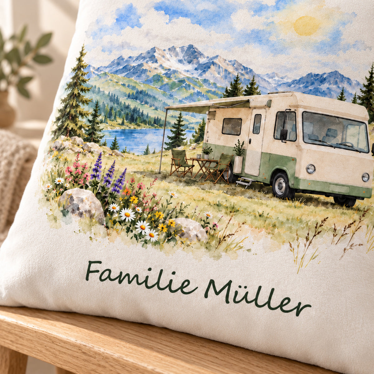 Druckdetail: personalisierter Wohnmobil-Kissenbezug Almwiese, 40 × 40 cm, Beispiel Familie Müller