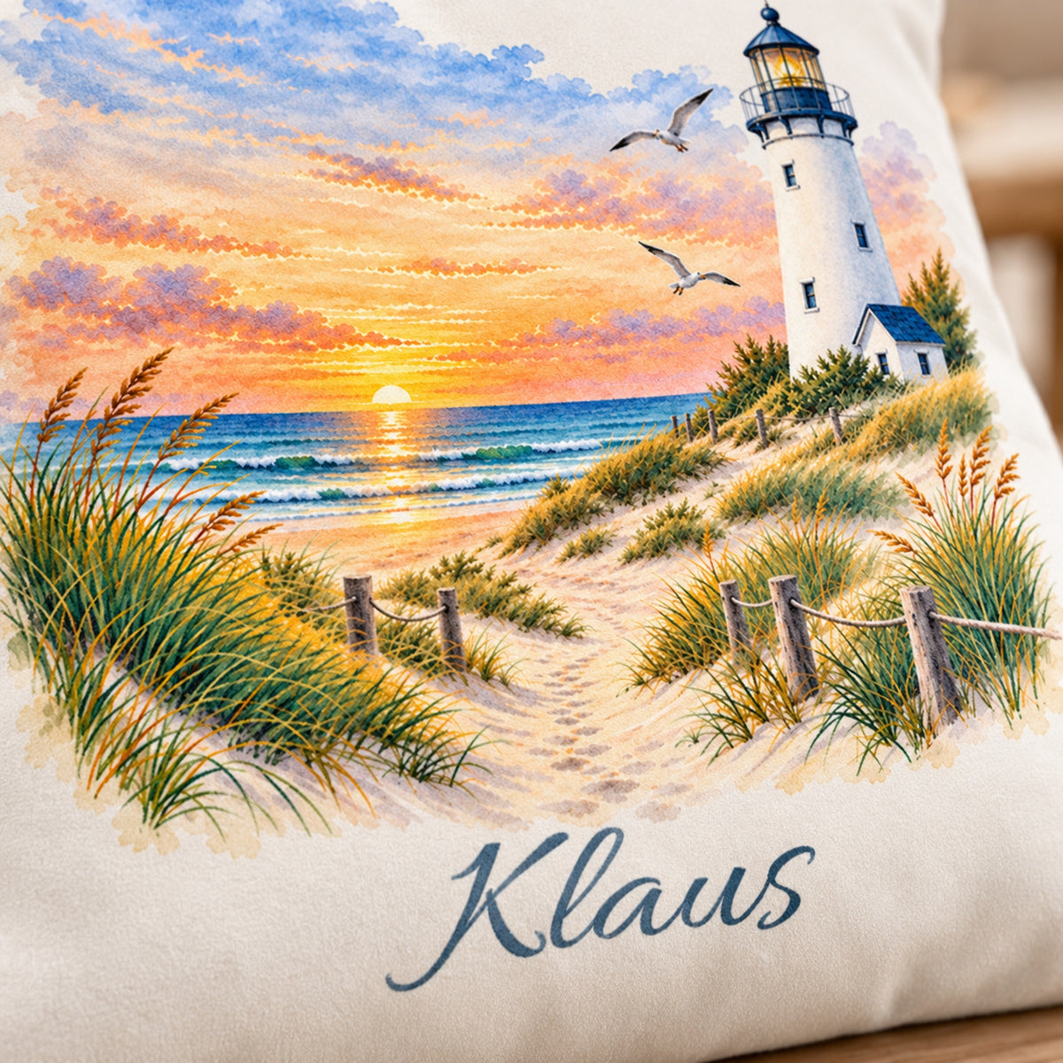 Abendhorizont: Kissenbezug mit Leuchtturm und Beispielname Klaus – Druckdetail
