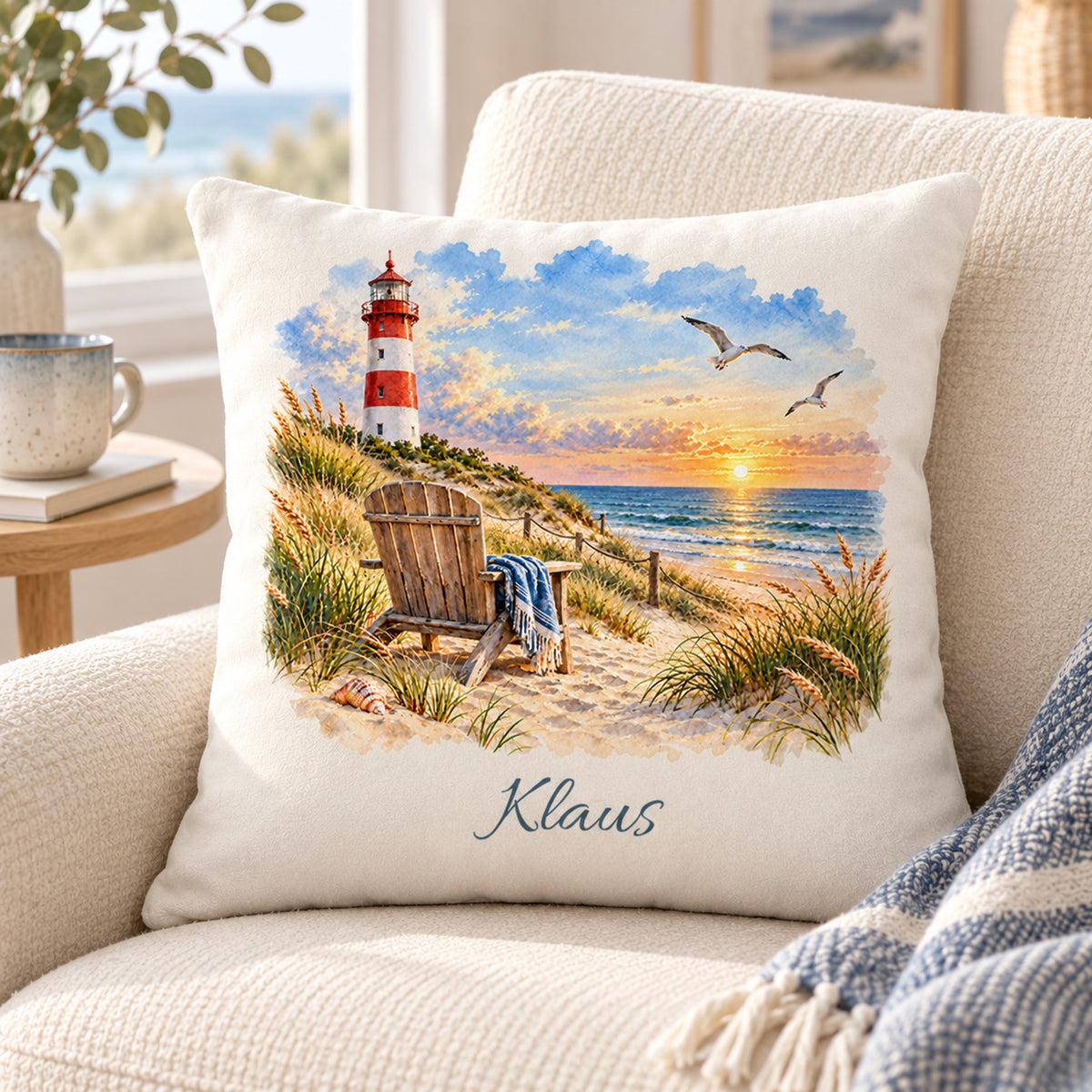 Lieblingsplatz am Meer: Kissenbezug mit Leuchtturm und Beispielname Klaus – Leseecke