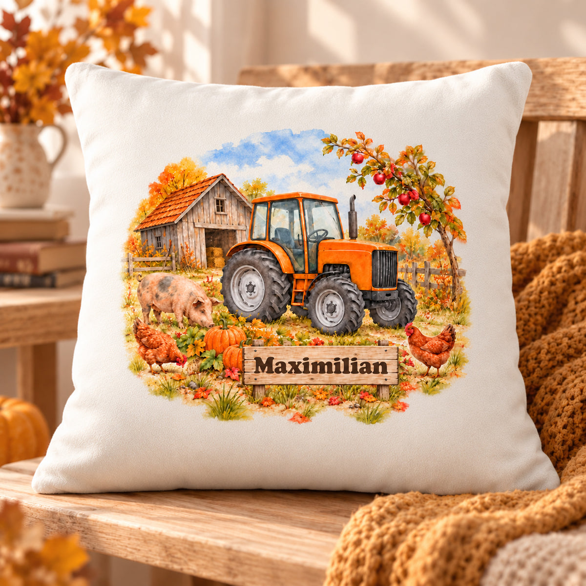 Schrägansicht: personalisierter Traktor-Kissenbezug Oranger Traktor zur Herbsternte, 40 × 40 cm, Beispiel Maximilian